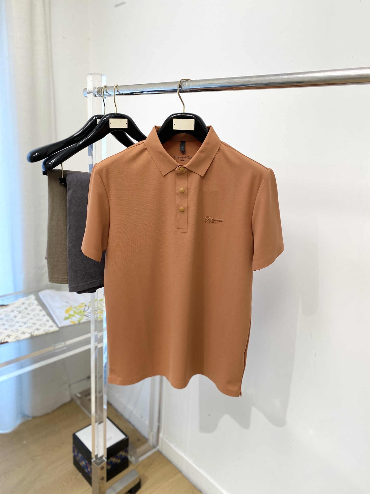 杰尼亚、2026新品短袖T恤，帅气时尚，胸前设计凹凸印胶字母logo，简约百搭款。面料棉 不仅挺括，保持