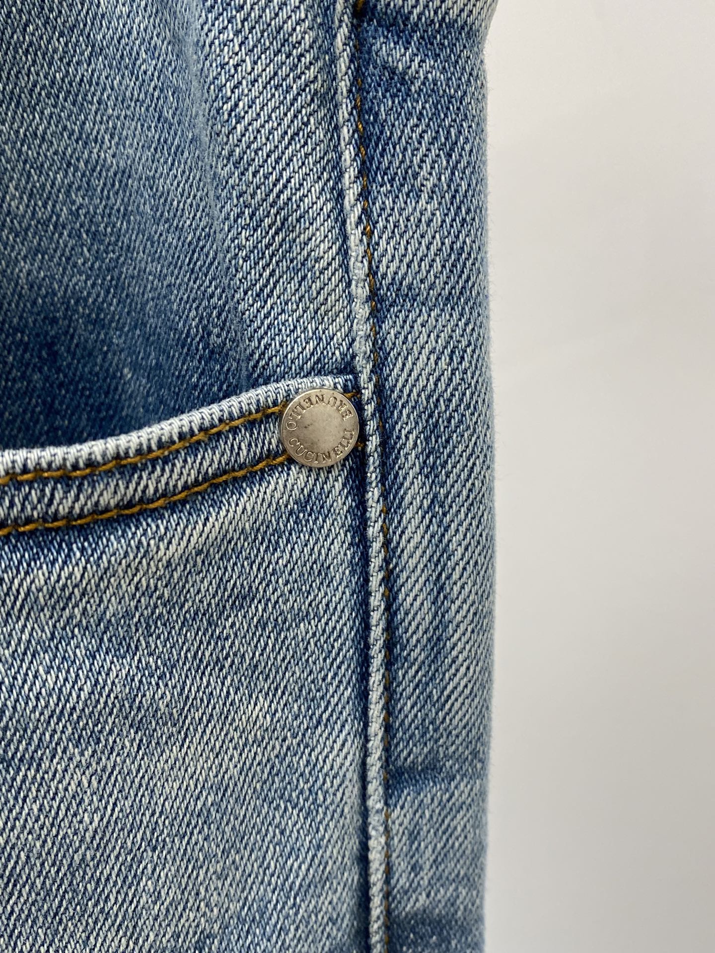 brunello Cucinelli、2026最新品，专柜同步有售，原单狠货，水洗休闲牛仔裤，进口原版水