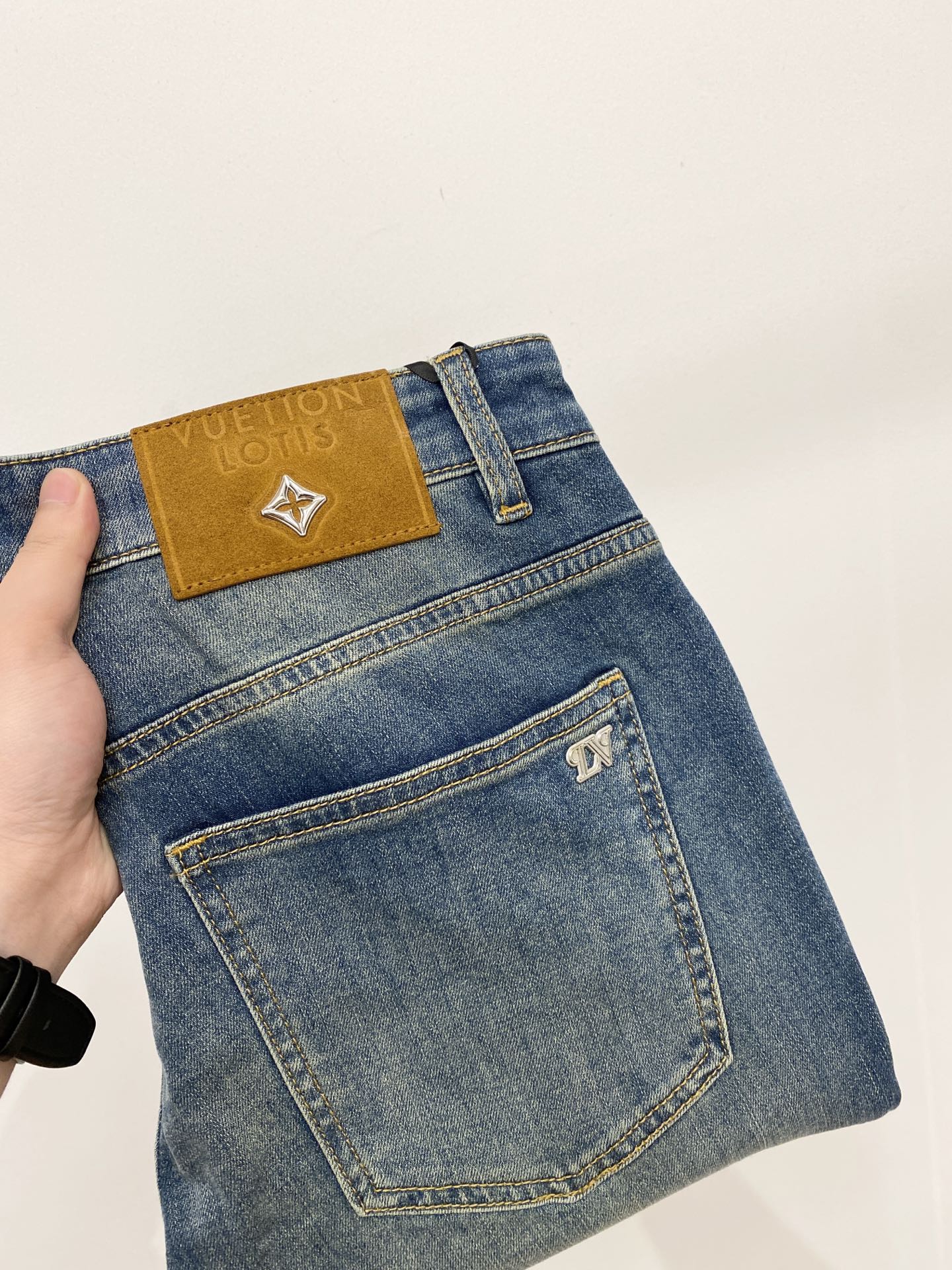 LV、2026最新品，专柜同步有售，原单狠货，水洗休闲牛仔裤，进口原版水洗弹力面料，舒适有弹性，原版五金