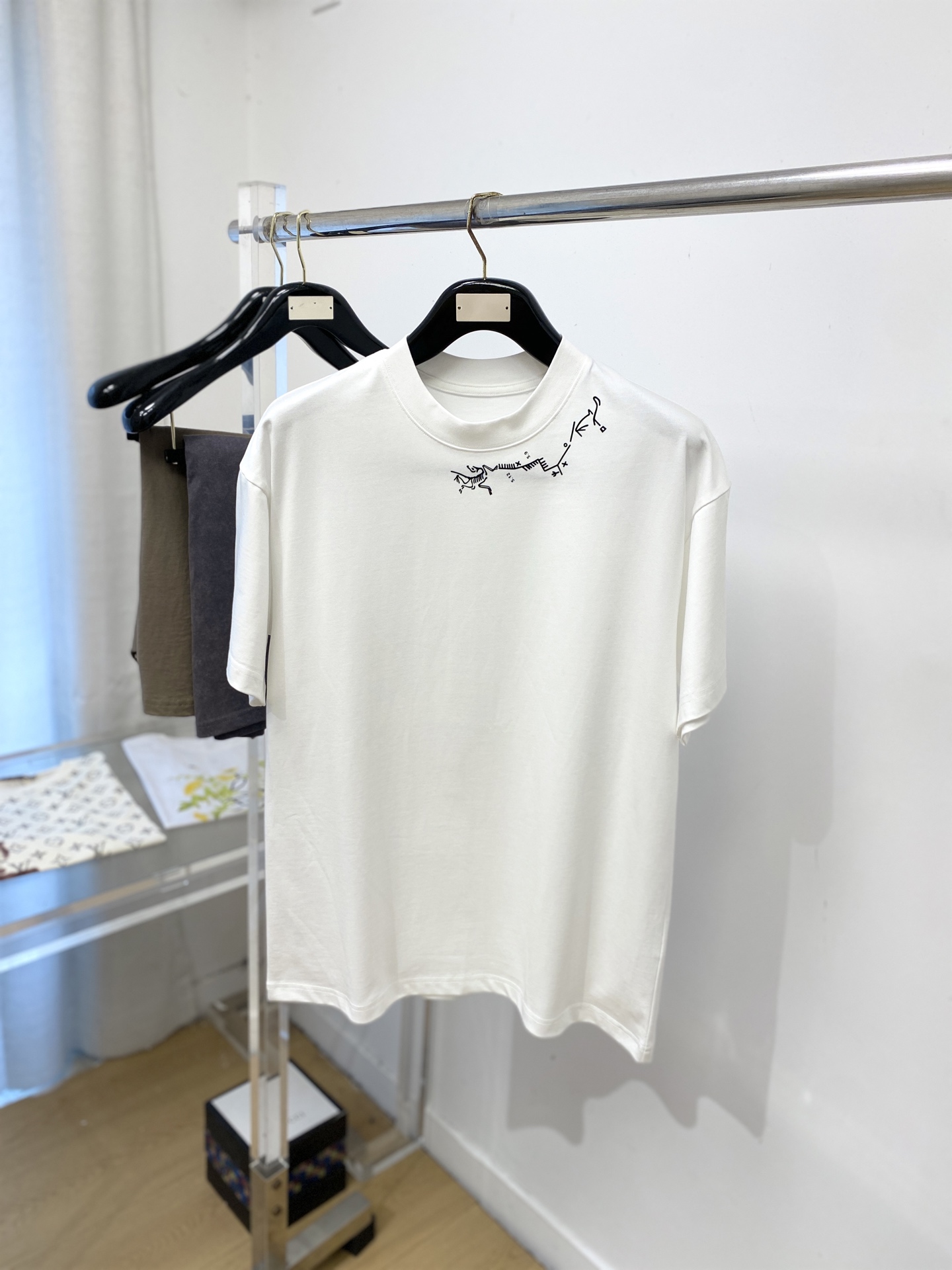 NO:773644,Arc'teryx, 2026 new short-sleeved T-shirt, handsome and fashionable, top-notch printed logo on the shoulder, simple and versatile. The fabric cotton is not only crisp and maintains the trendy silhouette, but also comfortable to wear, and the yarn is more delicate. Size M-3XL, arc'teryx, T-shirt, tees, t-shirt,19860909始祖鸟、2026新品短袖T恤,帅气时尚,肩部顶级印花图案logo,简约百搭款.面料棉 不仅挺括,保持潮流的廓形,又穿着舒适,纱织更细腻,码数M-3XL,arc'teryx,T-shirt,tees，t-shirt,,Men's clothing