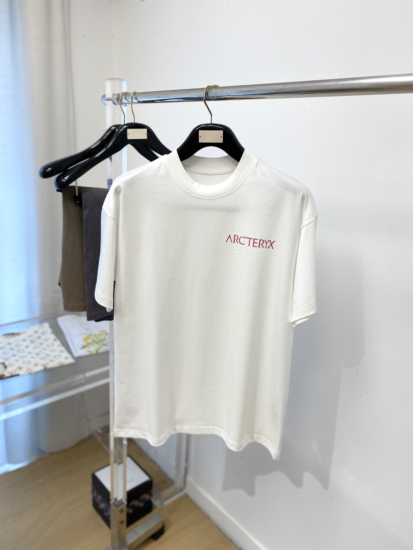 NO:773646,Arc'teryx, 2026 new short-sleeved T-shirt, handsome and fashionable, top-notch printed letter logo on the chest, simple and versatile. The fabric cotton is not only crisp and maintains the trendy silhouette, but also comfortable to wear, and the yarn is more delicate. Size M-3XL, arc'teryx, T-shirt, tees, t-shirt,19860909始祖鸟、2026新品短袖T恤,帅气时尚,胸前顶级印花字母logo,简约百搭款.面料棉 不仅挺括,保持潮流的廓形,又穿着舒适,纱织更细腻,码数M-3XL,arc'teryx,T-shirt,tees，t-shirt,,Men's clothing