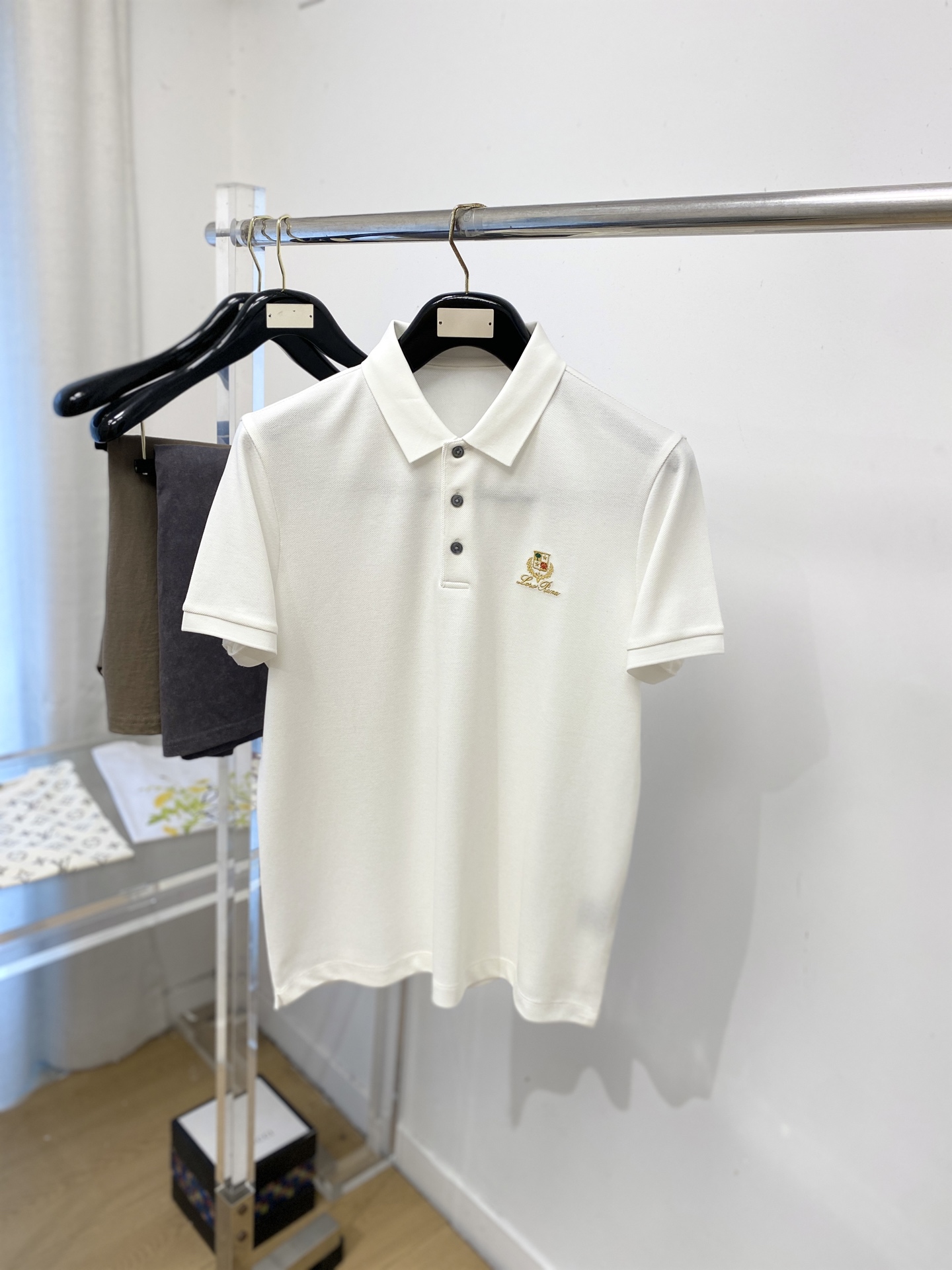 NO:773654,LP, 2026 new short-sleeved T-shirt, handsome and fashionable, with exquisite embroidered letter pattern logo on the chest, simple and versatile. The fabric cotton is not only crisp and maintains the trendy silhouette, but also comfortable to wear, and the yarn is more delicate. Size M-3XL, loro piana, T-shirt, tees, t-shirt,19860909LP、2026新品短袖T恤,帅气时尚,胸前精致刺绣字母图案logo,简约百搭款.面料棉 不仅挺括,保持潮流的廓形,又穿着舒适,纱织更细腻,码数M-3XL,,loro piana,T-shirt,tees，t-shirt,,Men's clothing