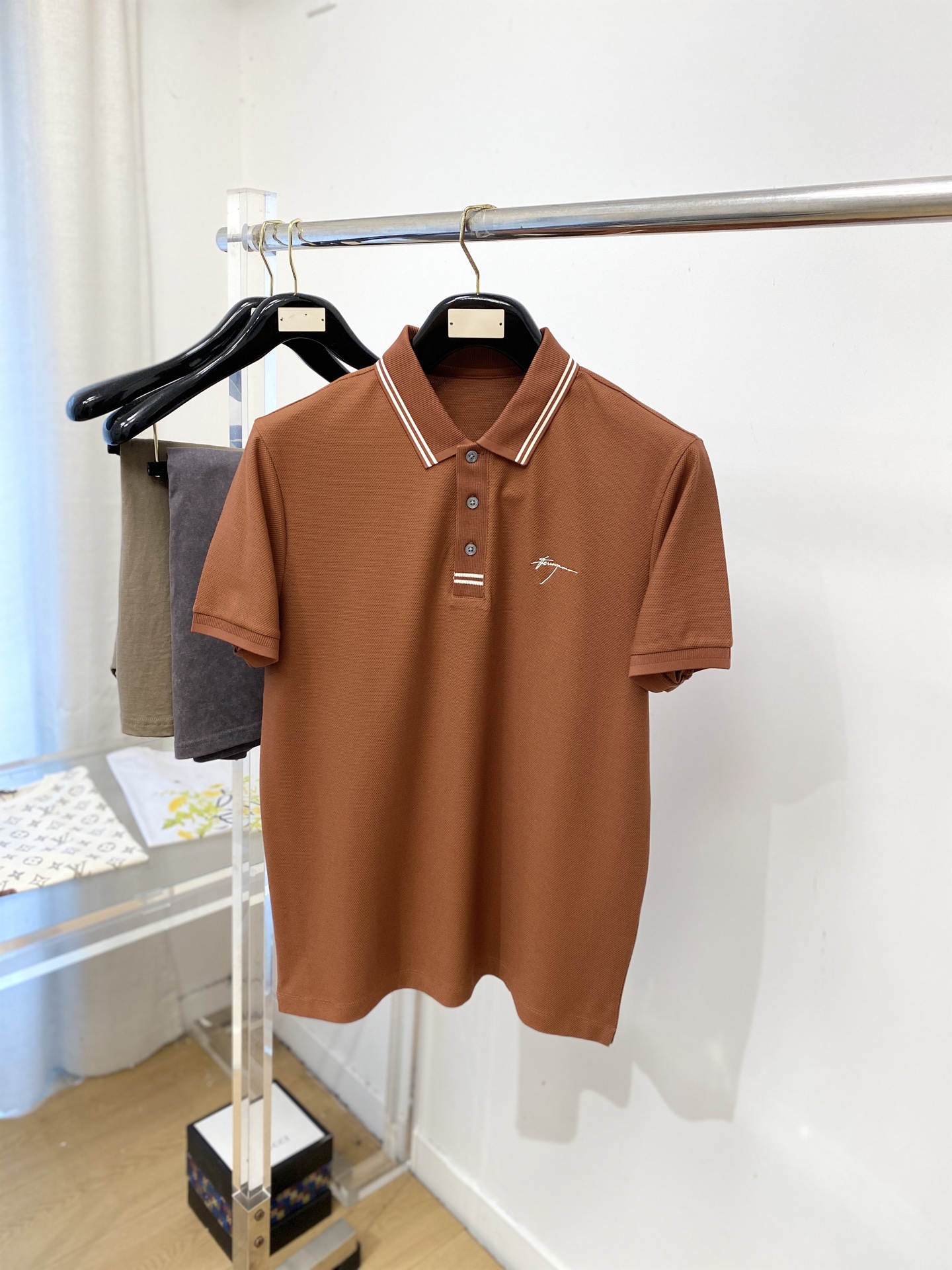 NO:773657,Ferragamo, 2026 new short-sleeved T-shirt, handsome and fashionable, with exquisite embroidered letter logo on the chest, simple and versatile. The fabric cotton is not only crisp and maintains the trendy silhouette, but also comfortable to wear, and the yarn is more delicate. Size M-3XL,, ferragamo, T-shirt, tees, t-shirt,19860909菲拉格慕、2026新品短袖T恤,帅气时尚,胸前精致刺绣字母logo,简约百搭款.面料棉 不仅挺括,保持潮流的廓形,又穿着舒适,纱织更细腻,码数M-3XL,,ferragamo,T-shirt,tees，t-shirt,,Men's clothing
