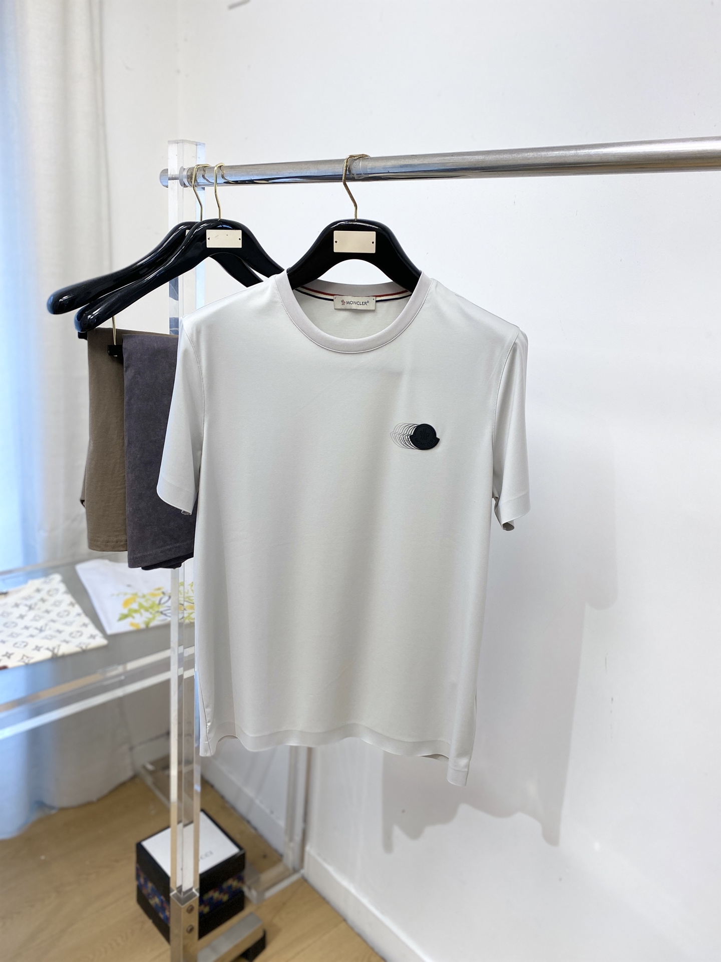NO:773660,Meng Mouth, 2026 new short-sleeved T-shirt, handsome and fashionable, with logo embroidered on the chest, simple and versatile. The fabric cotton is not only crisp and maintains the trendy silhouette, but also comfortable to wear, and the yarn is more delicate. Size M-3XL, Moncler, T-shirt, tees, t-shirt,19860909蒙口、2026新品短袖T恤,帅气时尚,胸前刺绣装饰图案logo,简约百搭款.面料棉 不仅挺括,保持潮流的廓形,又穿着舒适,纱织更细腻,码数M-3XL,,Moncler,T-shirt,tees，t-shirt,,Men's clothing