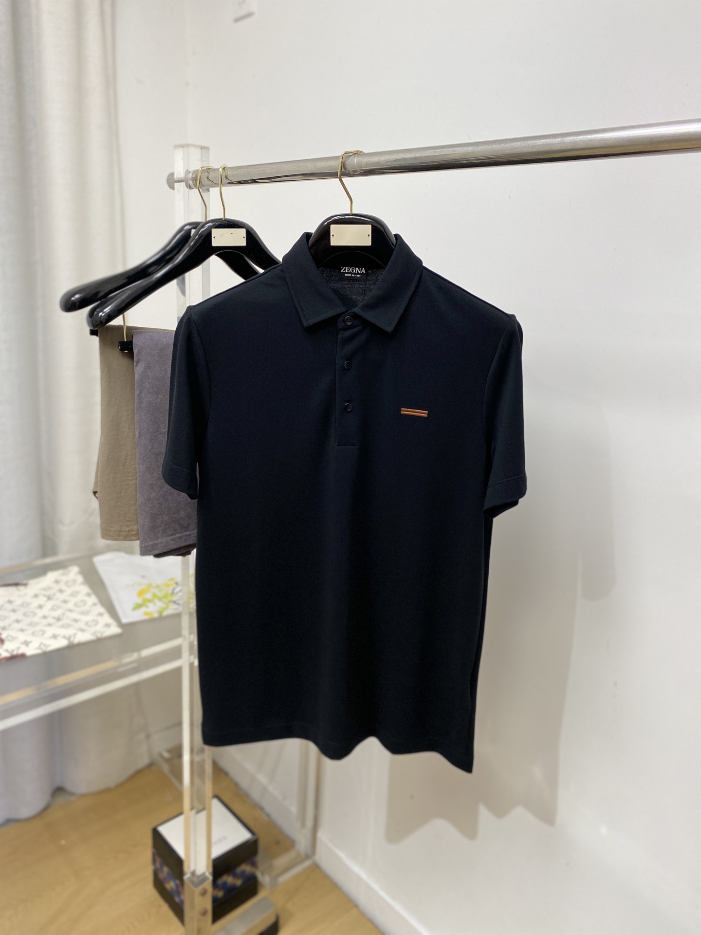 NO:773685,Zegna, 2026 new short-sleeved T-shirt, handsome and fashionable, with exquisite embroidered logo on the chest, simple and versatile. The fabric cotton is not only crisp and maintains the trendy silhouette, but also comfortable to wear, and the yarn is more delicate. Size M-3XL,,zegna,T-shirt,tees,t-shirt,19860909杰尼亚、2026新品短袖T恤,帅气时尚,胸前精致刺绣图案logo,简约百搭款.面料棉 不仅挺括,保持潮流的廓形,又穿着舒适,纱织更细腻,码数M-3XL,,zegna,T-shirt,tees，t-shirt,,Men's clothing