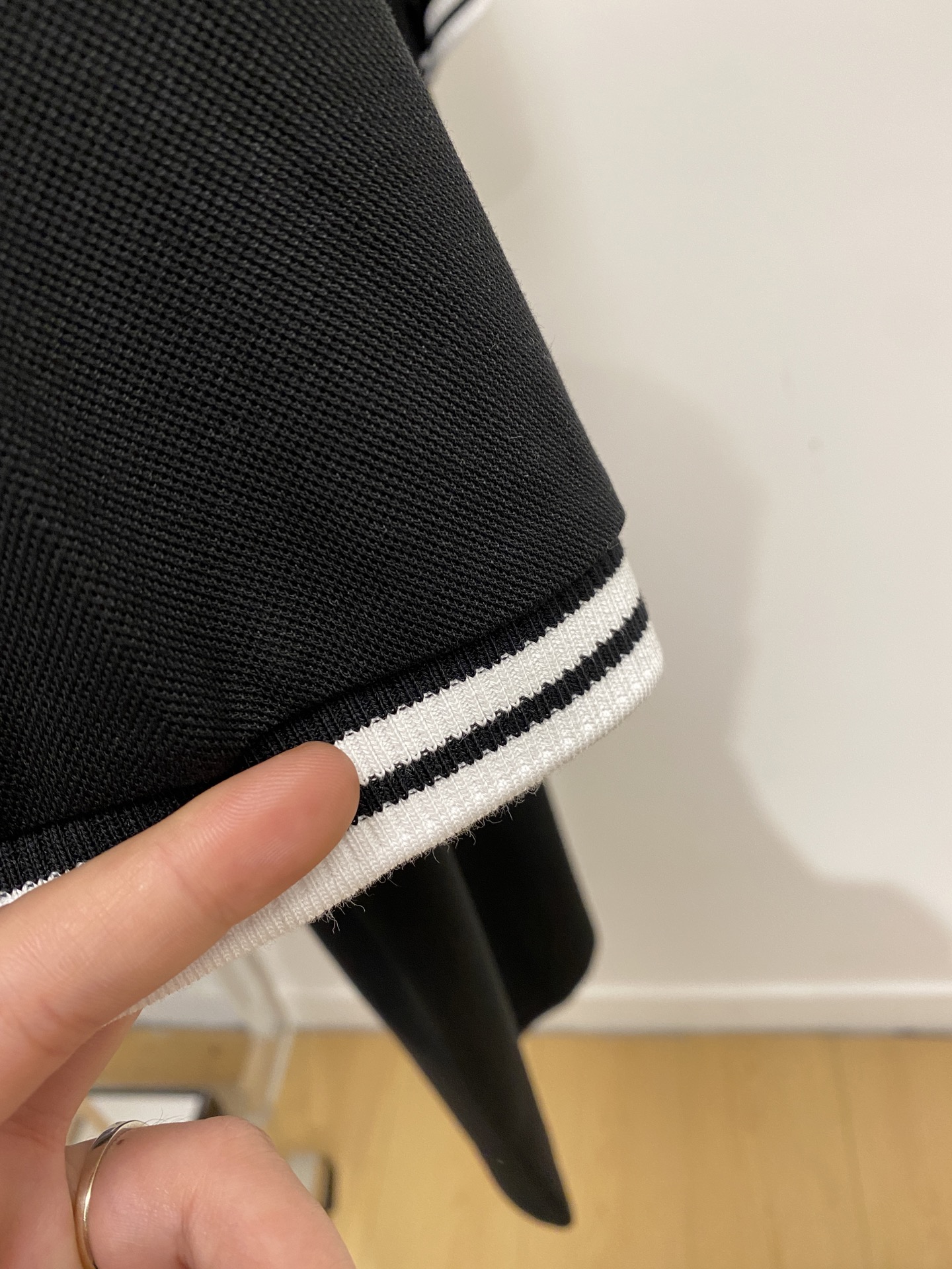 普拉达、2026新品短袖T恤，帅气时尚，简约百搭款。胸前精致刺绣字母图案logo，面料棉 不仅挺括，保持