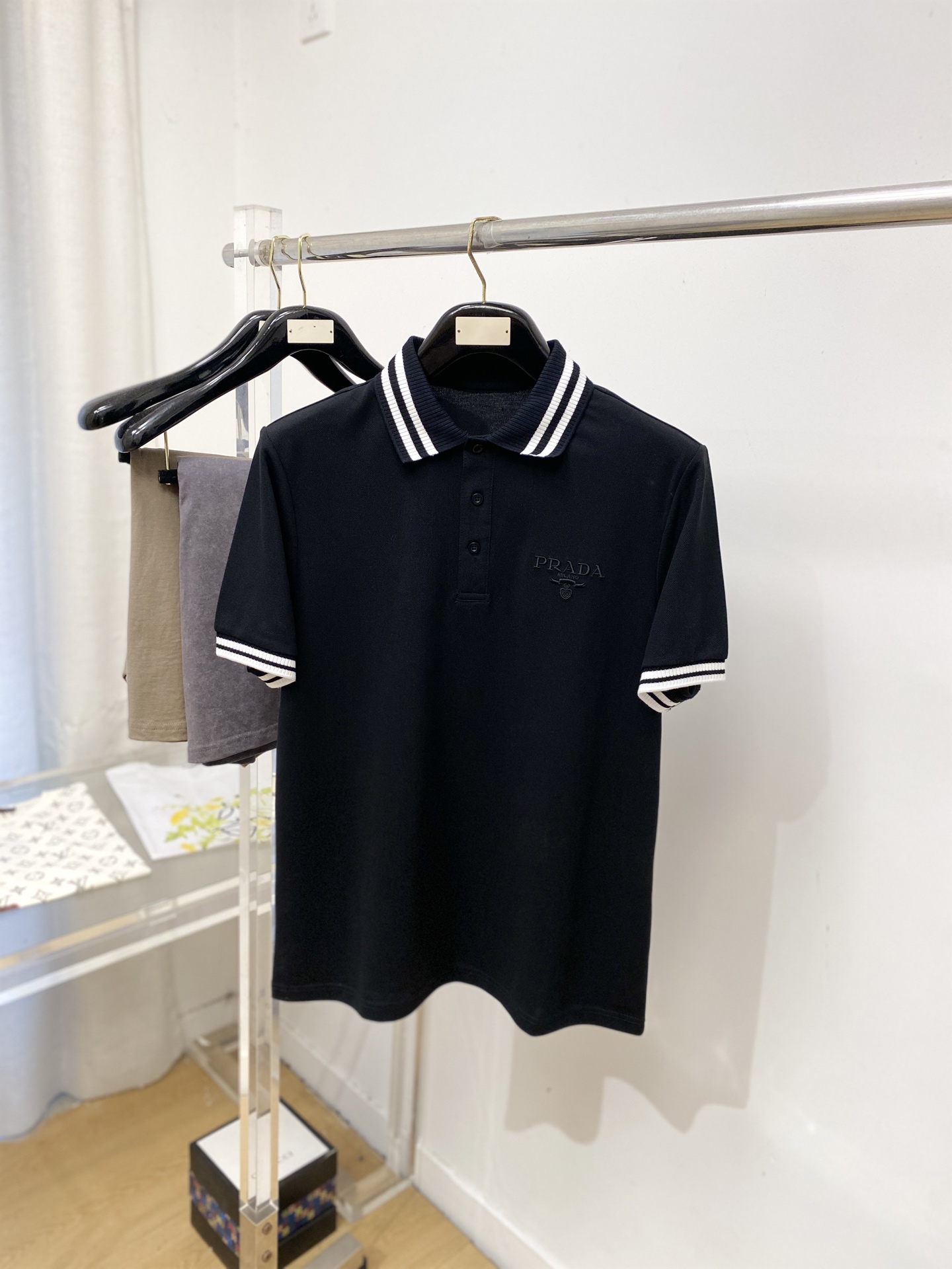 普拉达、2026新品短袖T恤，帅气时尚，简约百搭款。胸前精致刺绣字母图案logo，面料棉 不仅挺括，保持