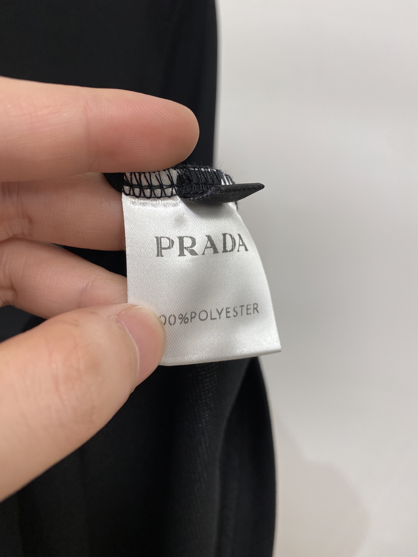 普拉达、2026新品短袖T恤，帅气时尚，简约百搭款。胸前精致刺绣字母图案logo，面料棉 不仅挺括，保持