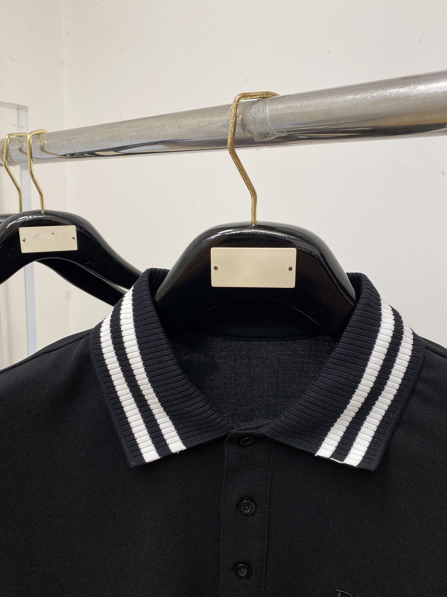 普拉达、2026新品短袖T恤，帅气时尚，简约百搭款。胸前精致刺绣字母图案logo，面料棉 不仅挺括，保持