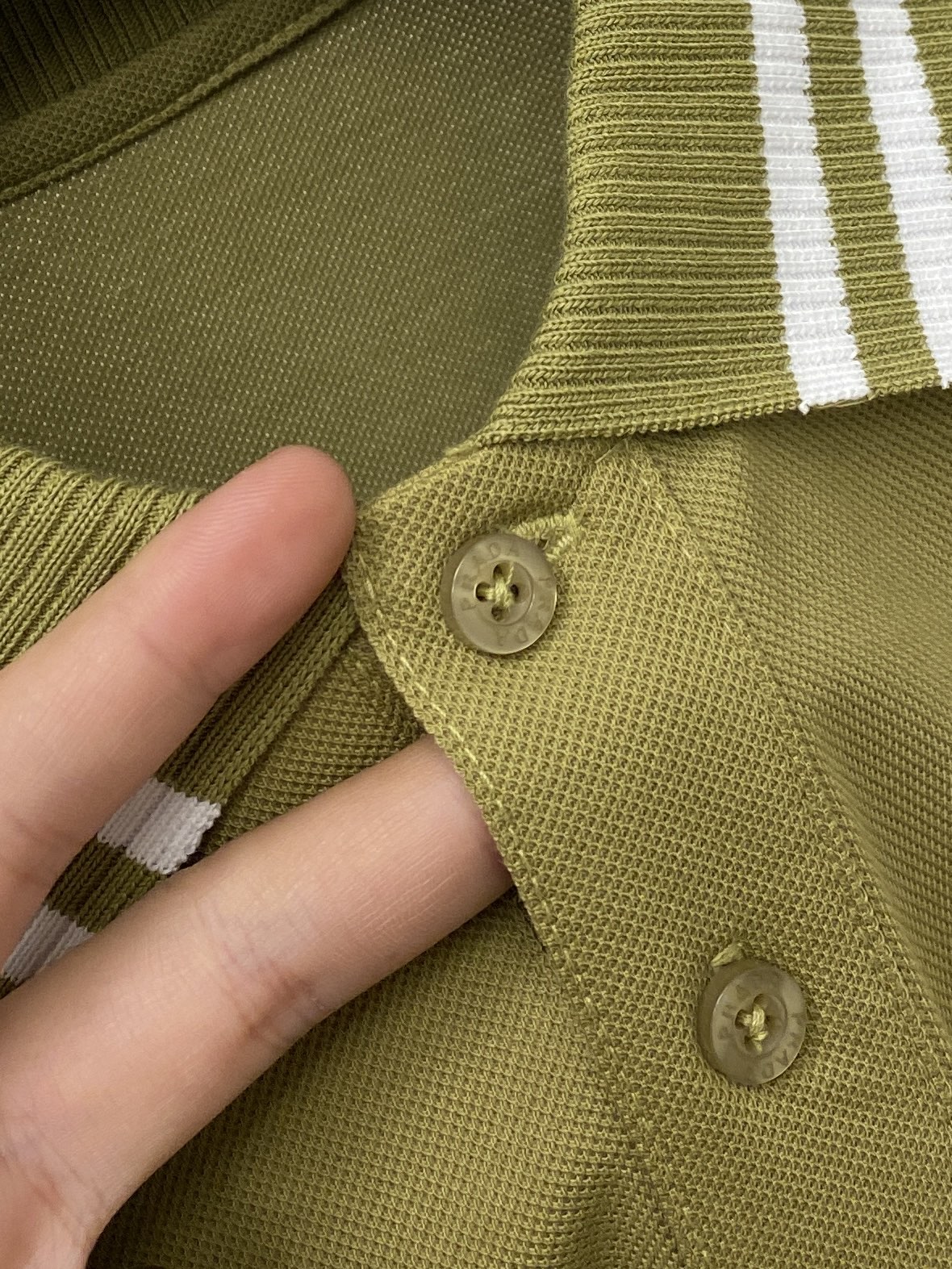 普拉达、2026新品短袖T恤，帅气时尚，简约百搭款。胸前精致刺绣字母图案logo，面料棉 不仅挺括，保持