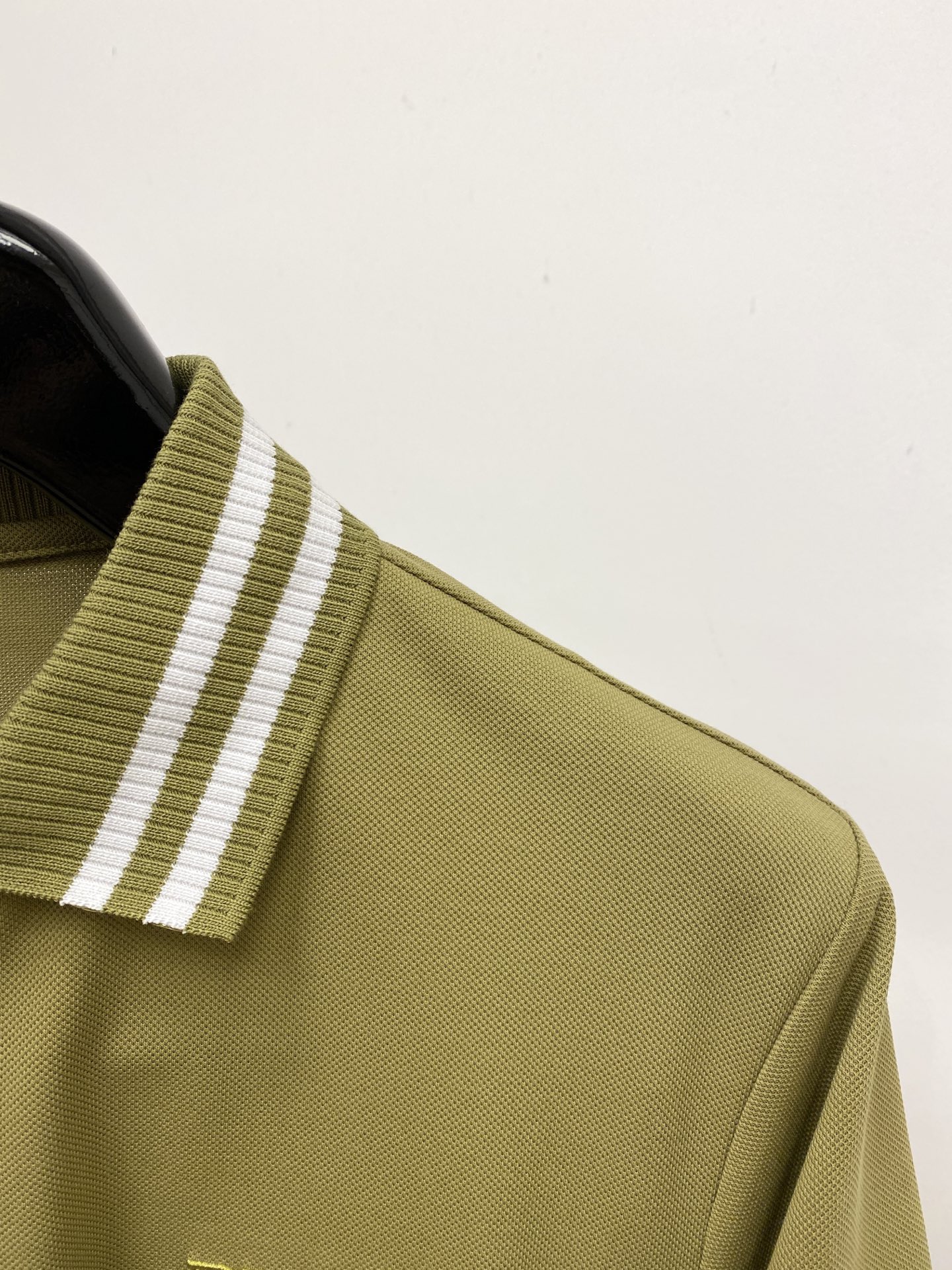 普拉达、2026新品短袖T恤，帅气时尚，简约百搭款。胸前精致刺绣字母图案logo，面料棉 不仅挺括，保持