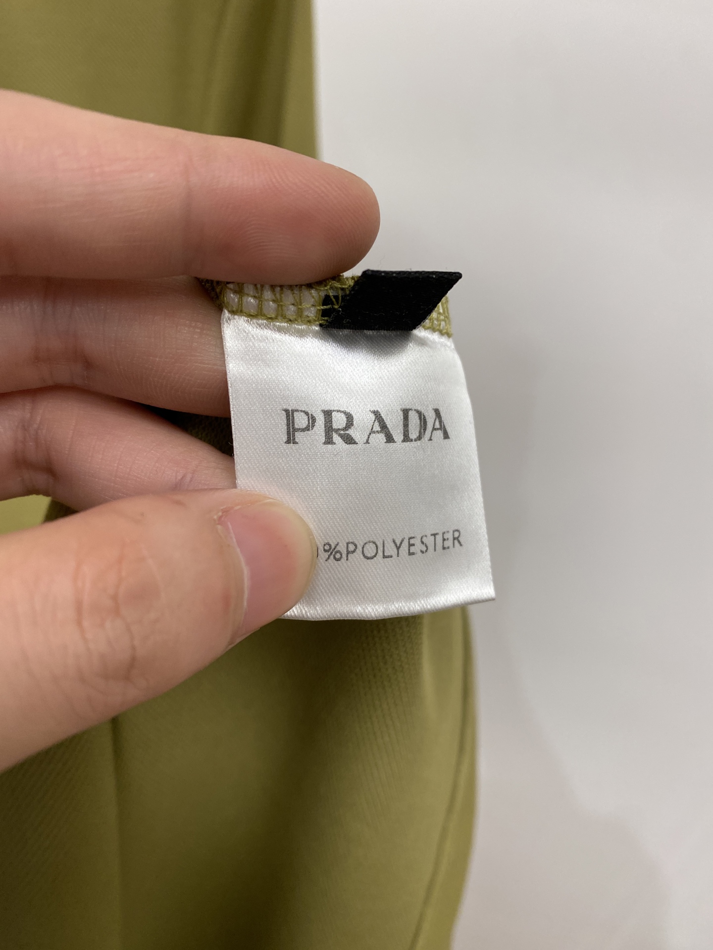 普拉达、2026新品短袖T恤，帅气时尚，简约百搭款。胸前精致刺绣字母图案logo，面料棉 不仅挺括，保持