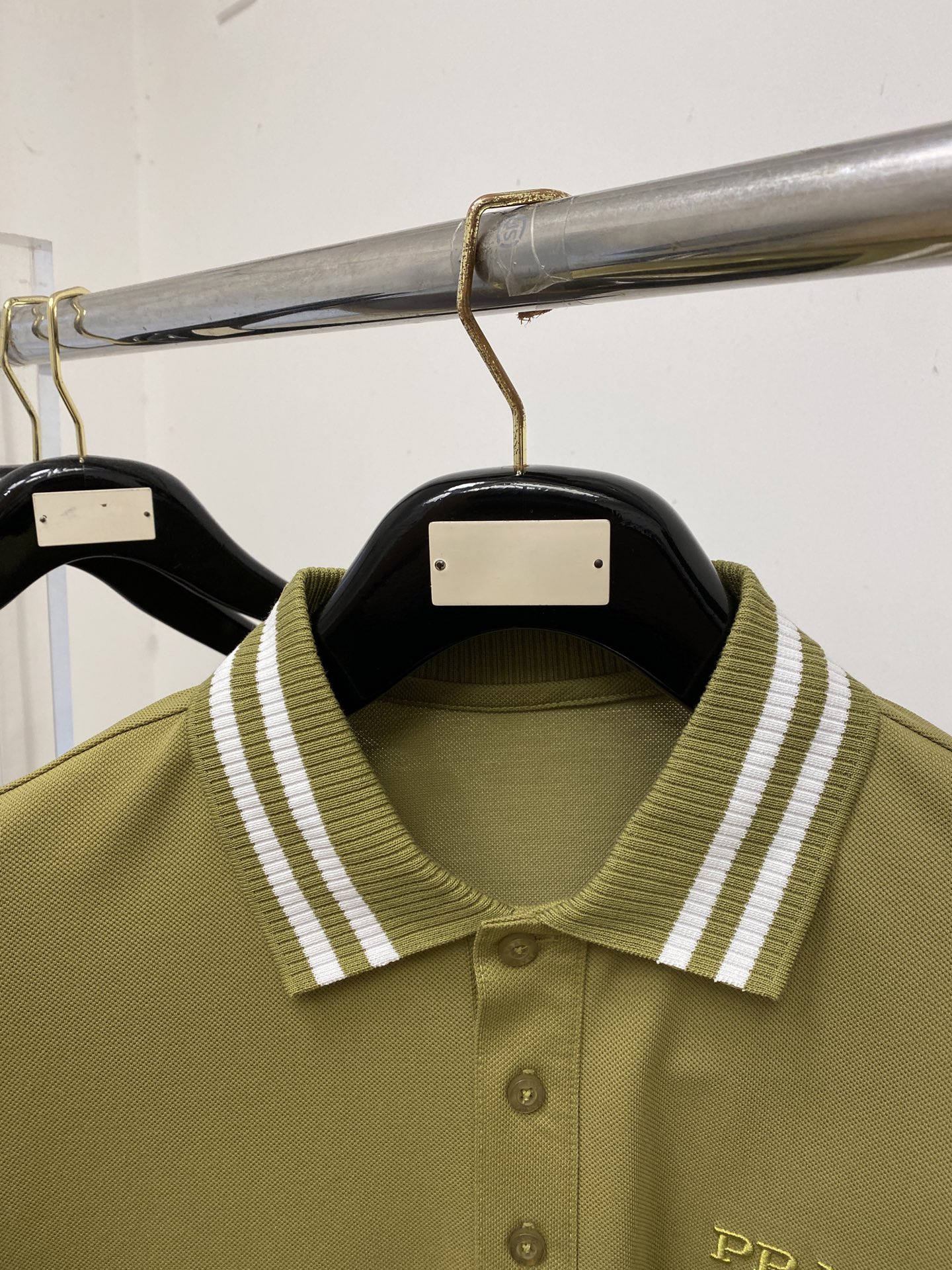 普拉达、2026新品短袖T恤，帅气时尚，简约百搭款。胸前精致刺绣字母图案logo，面料棉 不仅挺括，保持