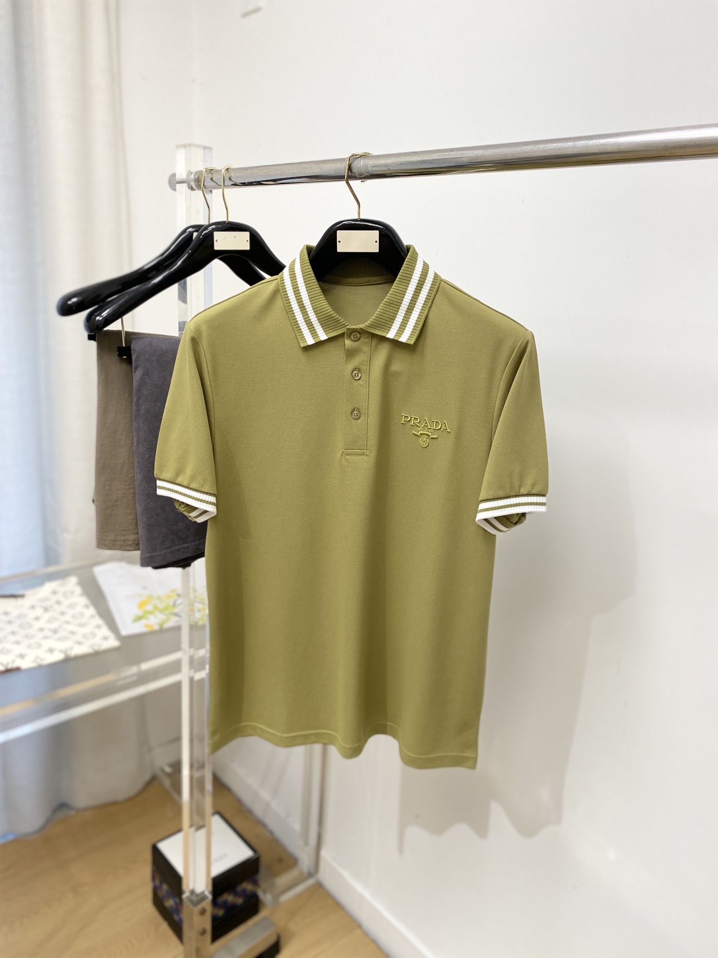 普拉达、2026新品短袖T恤，帅气时尚，简约百搭款。胸前精致刺绣字母图案logo，面料棉 不仅挺括，保持