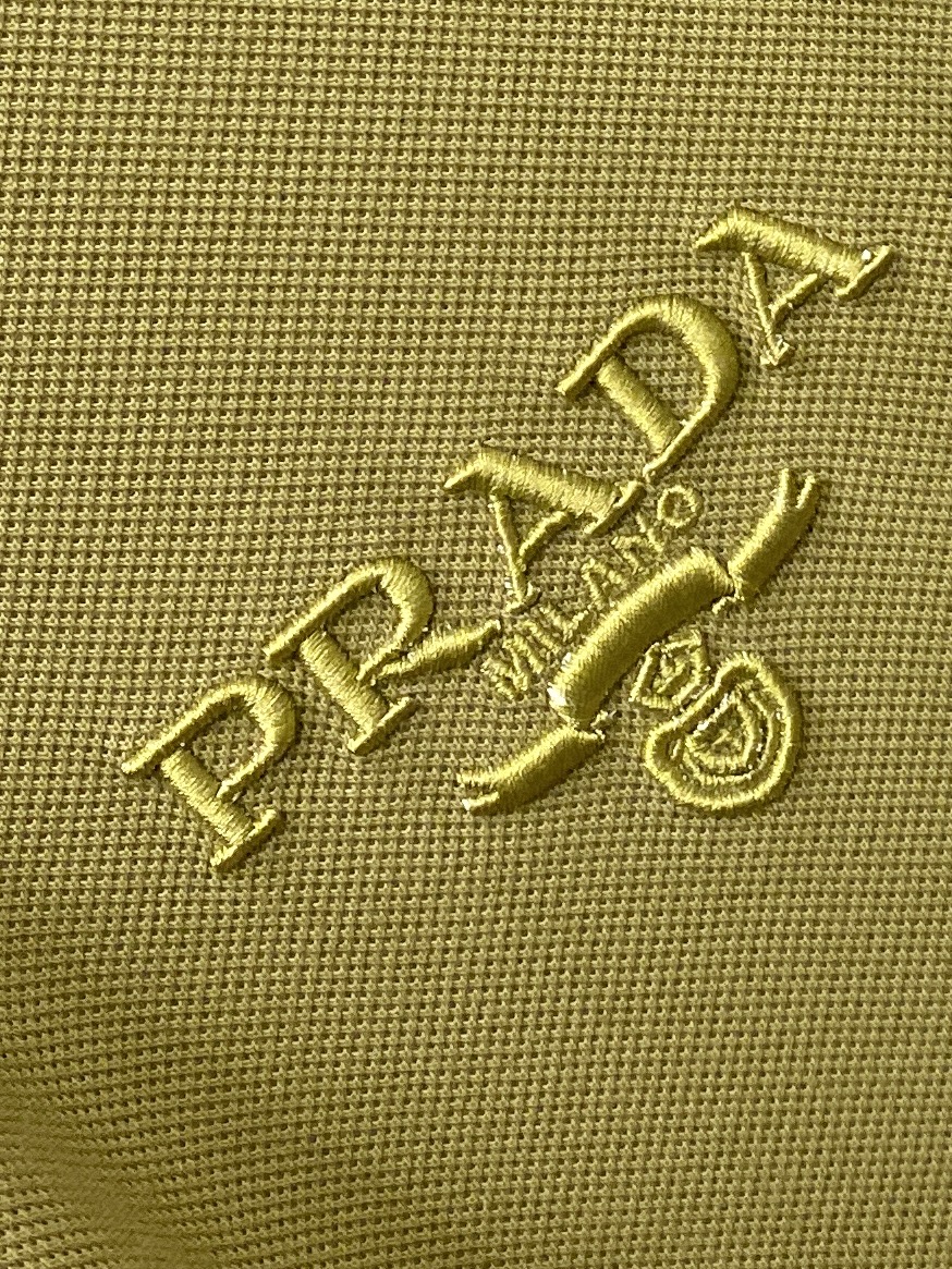 普拉达、2026新品短袖T恤，帅气时尚，简约百搭款。胸前精致刺绣字母图案logo，面料棉 不仅挺括，保持