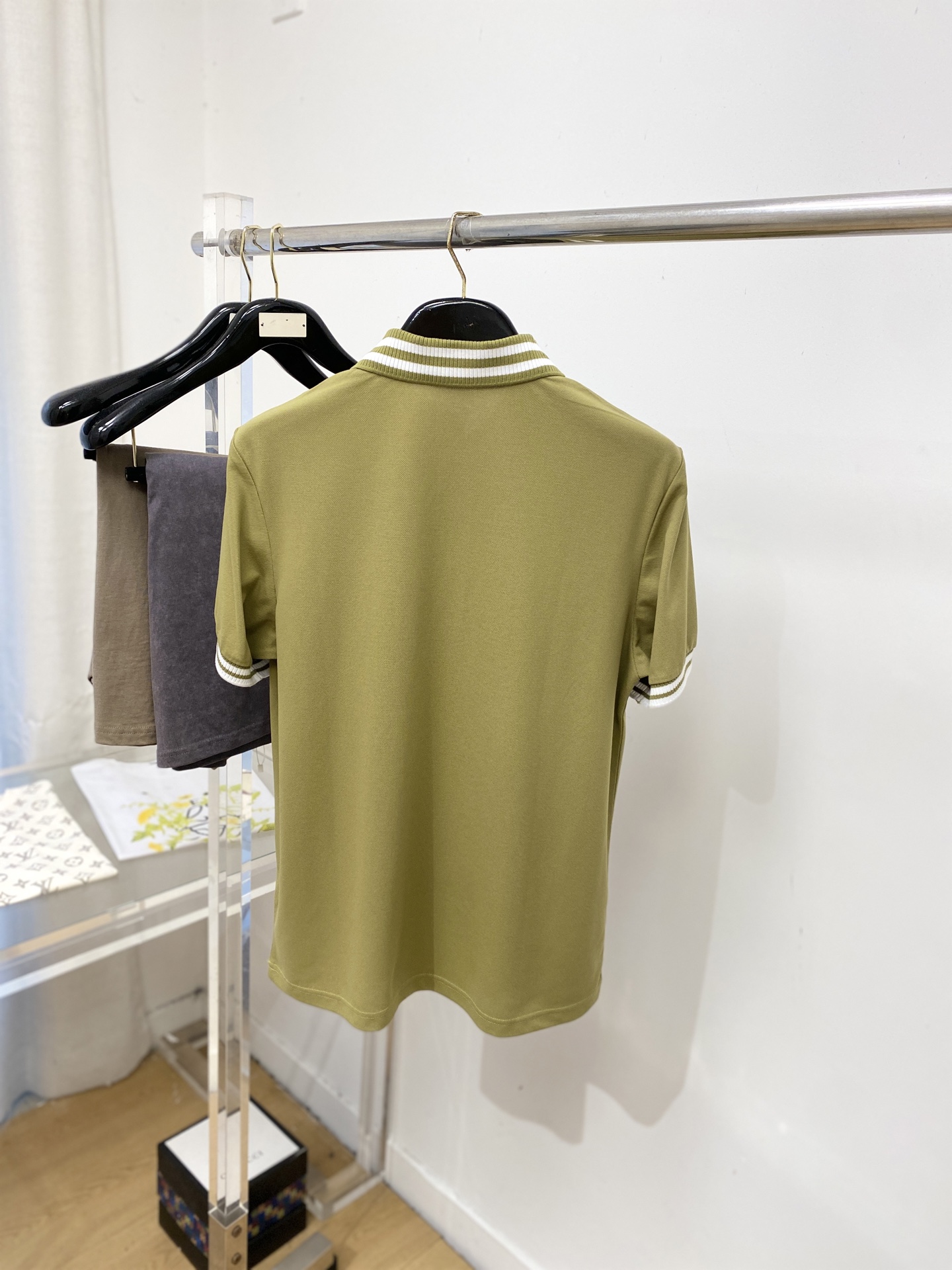 普拉达、2026新品短袖T恤，帅气时尚，简约百搭款。胸前精致刺绣字母图案logo，面料棉 不仅挺括，保持