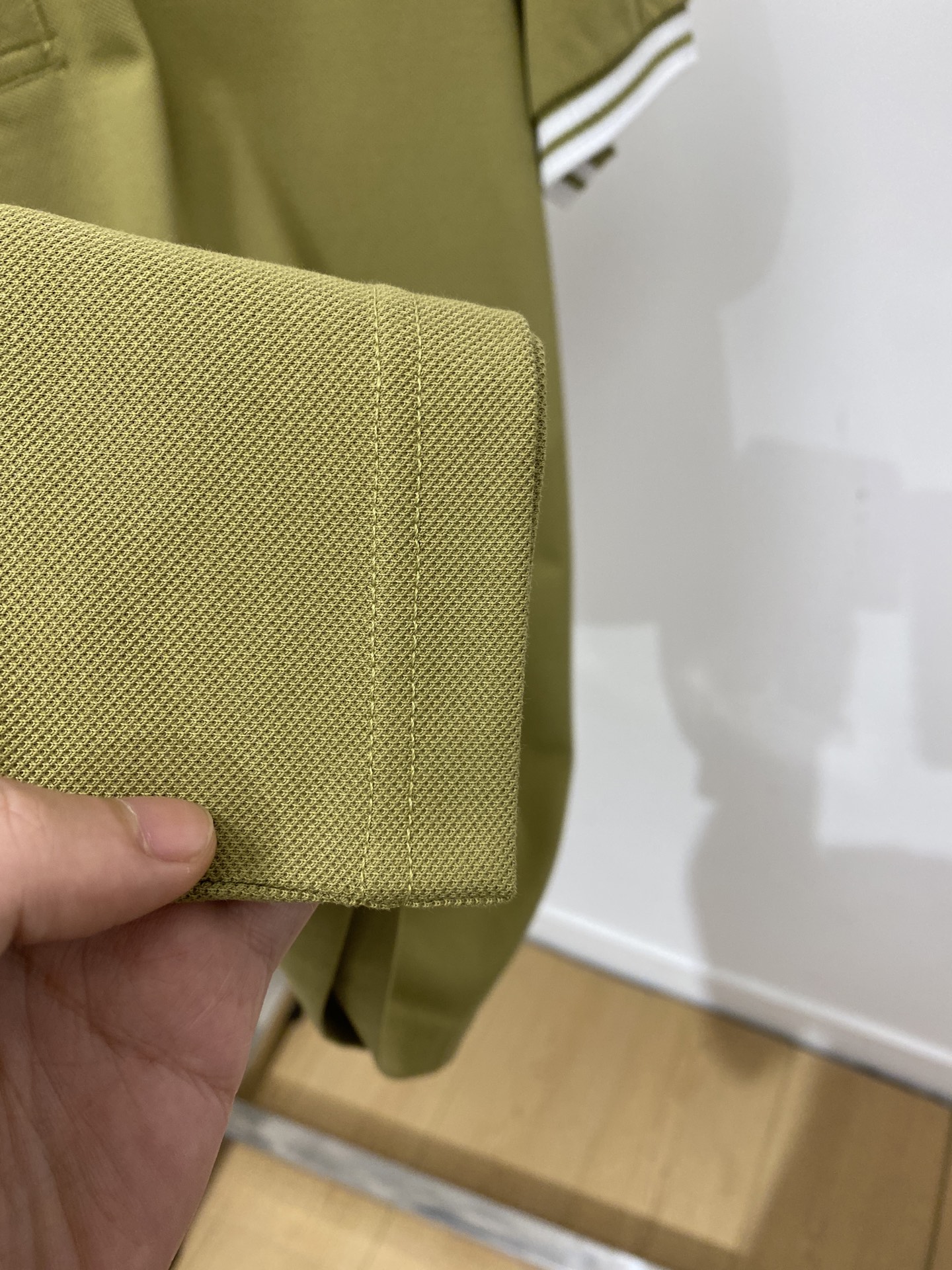 普拉达、2026新品短袖T恤，帅气时尚，简约百搭款。胸前精致刺绣字母图案logo，面料棉 不仅挺括，保持