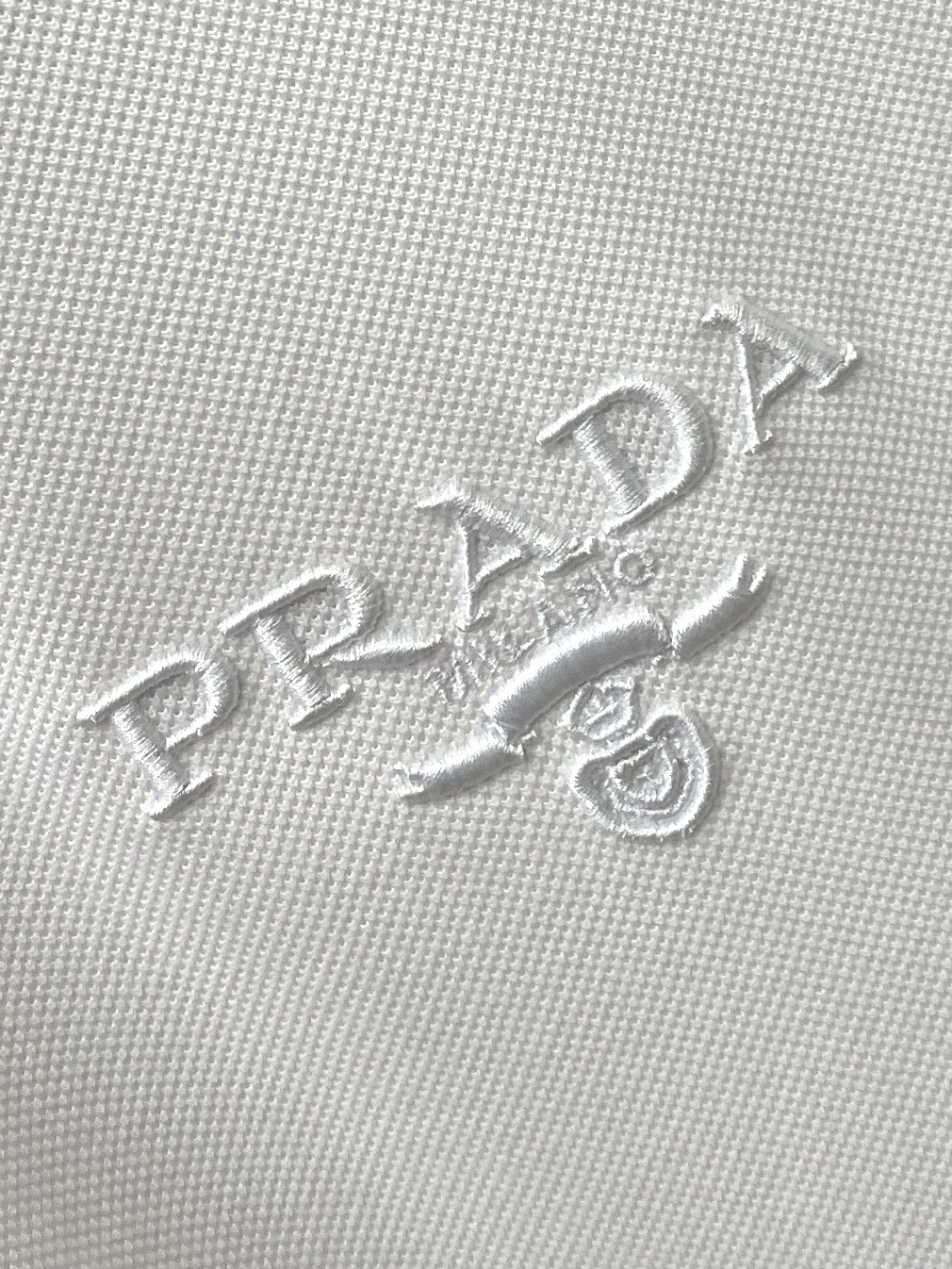 普拉达、2026新品短袖T恤，帅气时尚，简约百搭款。胸前精致刺绣字母图案logo，面料棉 不仅挺括，保持