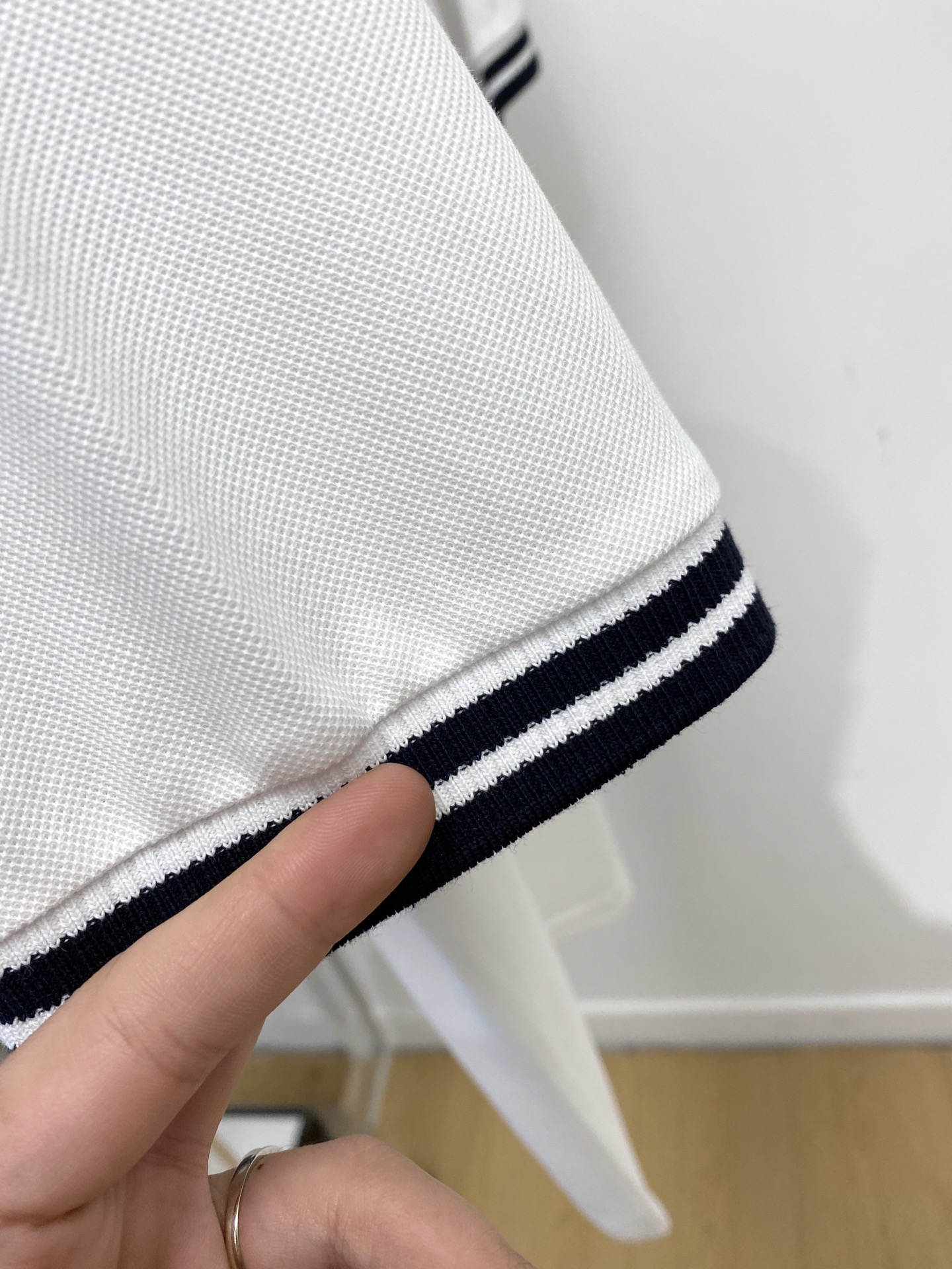 普拉达、2026新品短袖T恤，帅气时尚，简约百搭款。胸前精致刺绣字母图案logo，面料棉 不仅挺括，保持