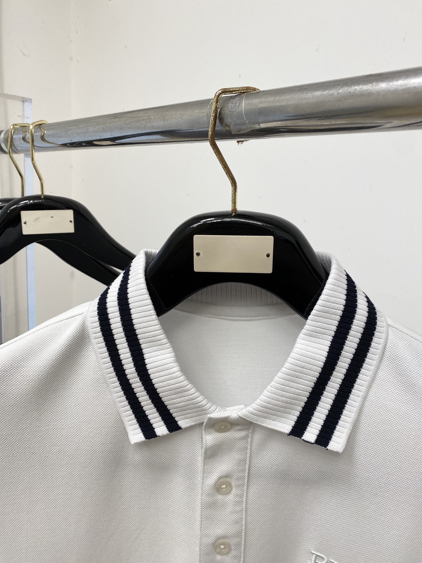 普拉达、2026新品短袖T恤，帅气时尚，简约百搭款。胸前精致刺绣字母图案logo，面料棉 不仅挺括，保持