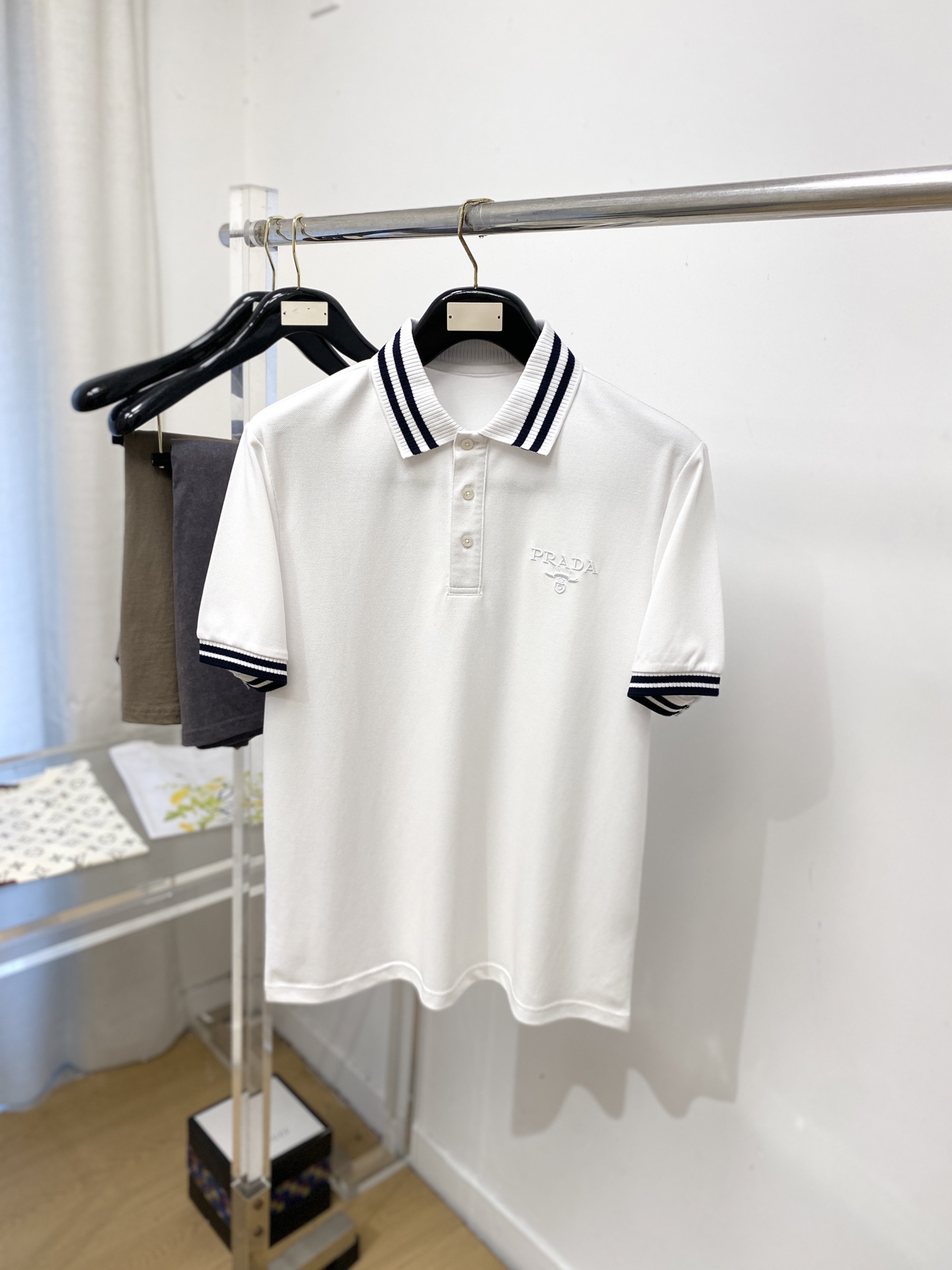 普拉达、2026新品短袖T恤，帅气时尚，简约百搭款。胸前精致刺绣字母图案logo，面料棉 不仅挺括，保持