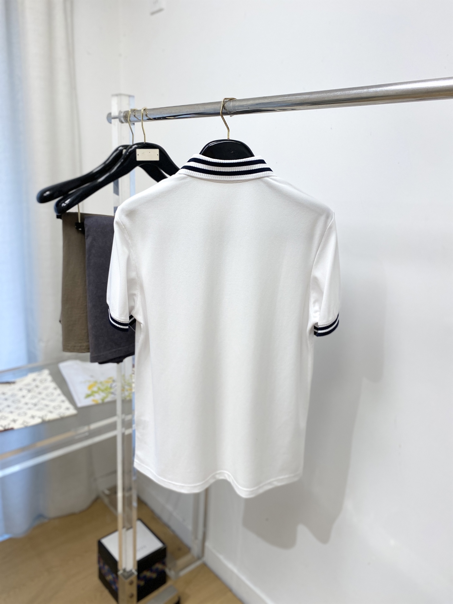 普拉达、2026新品短袖T恤，帅气时尚，简约百搭款。胸前精致刺绣字母图案logo，面料棉 不仅挺括，保持