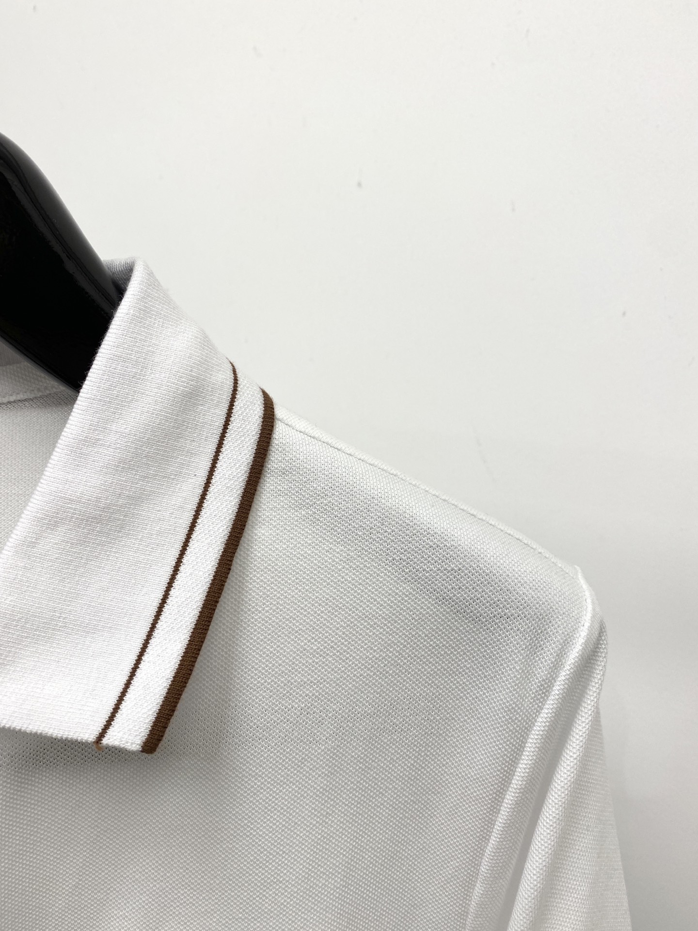 杰尼亚、2026新品短袖T恤，帅气时尚，简约百搭款。胸前精致刺绣字母logo，面料棉 不仅挺括，保持潮流