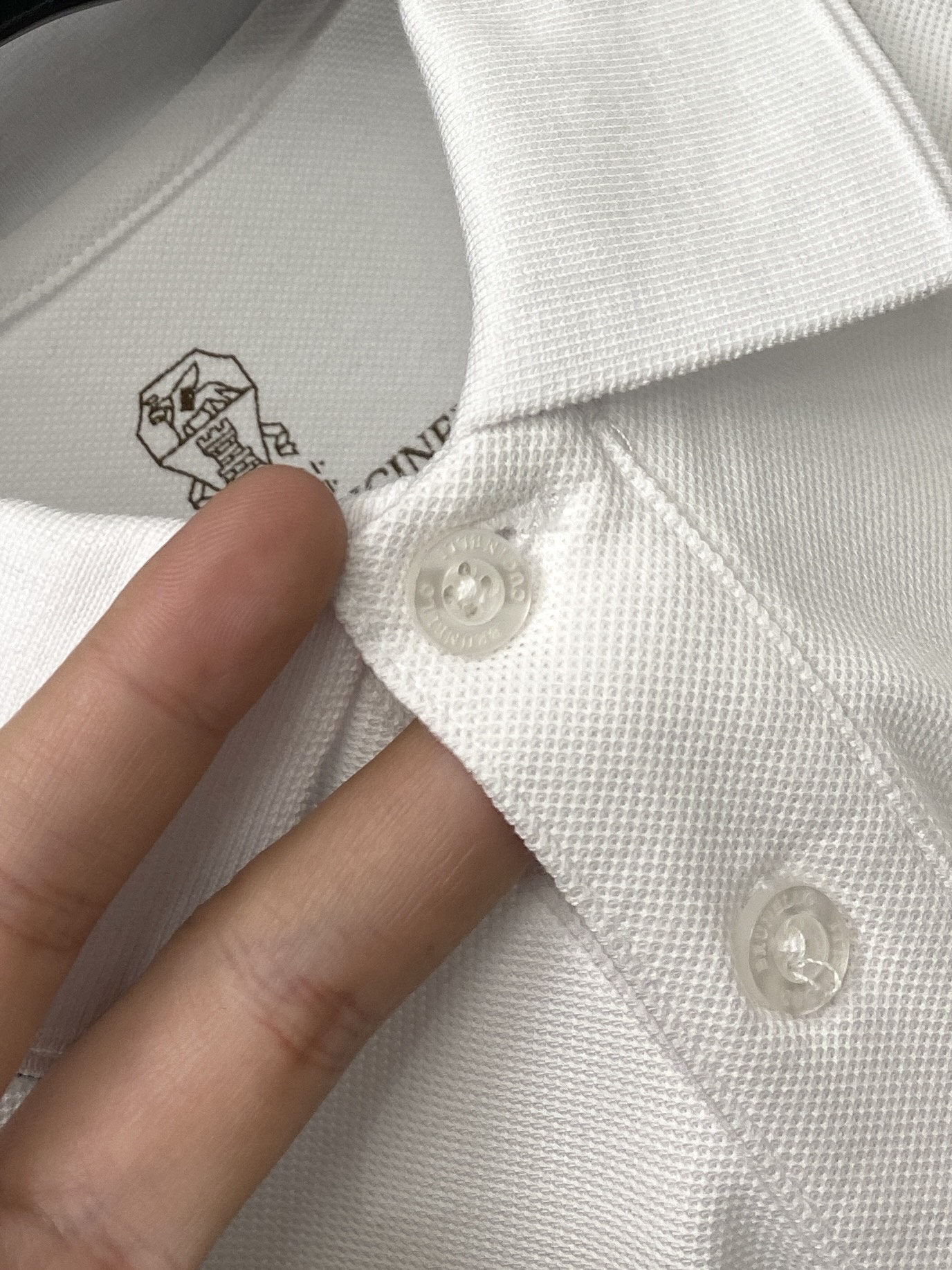 Brunello Cucinelli、2026新品短袖T恤，帅气时尚，简约百搭款。胸前精致刺绣图案log