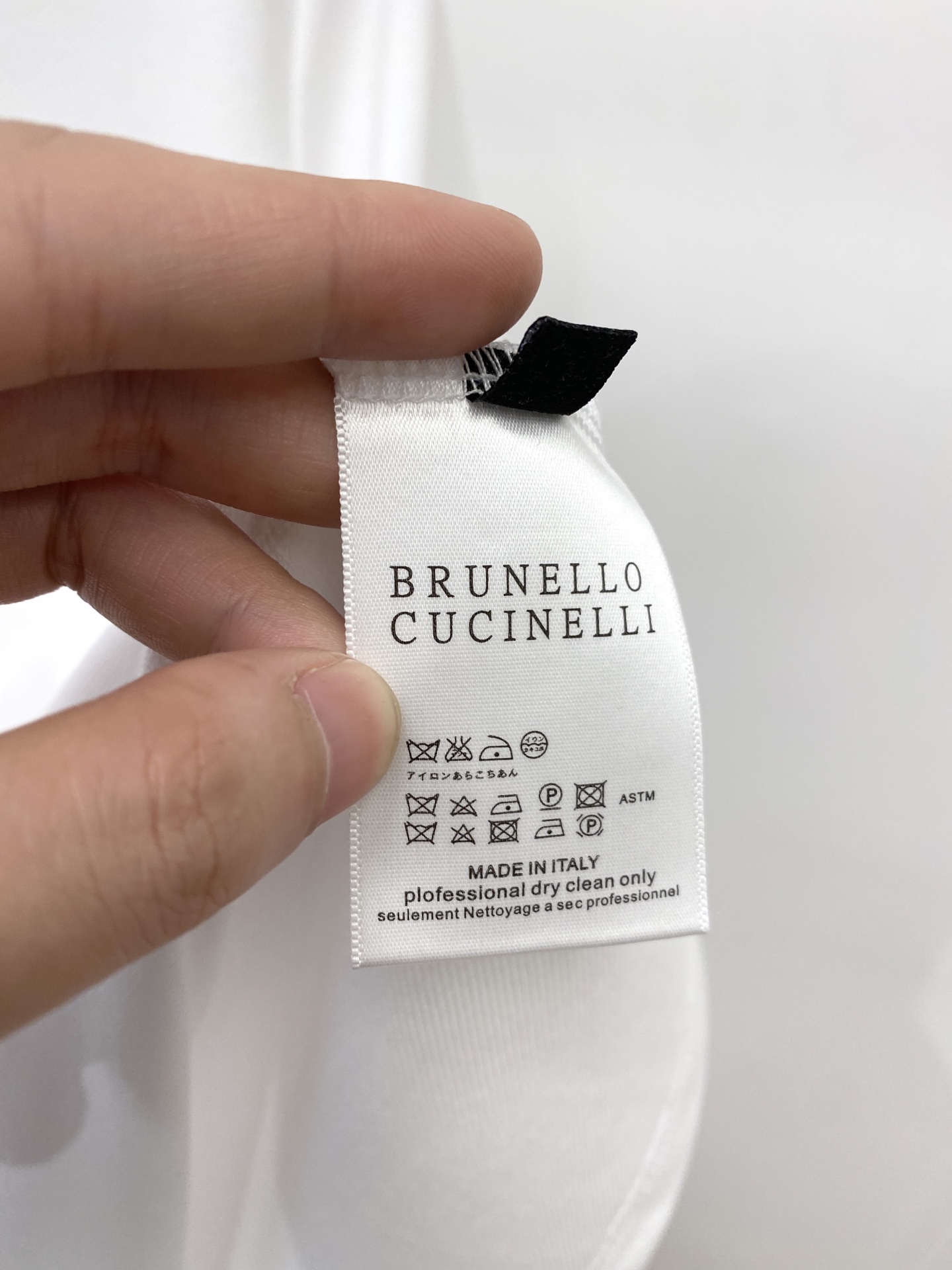 Brunello Cucinelli、2026新品短袖T恤，帅气时尚，简约百搭款。胸前精致刺绣图案log
