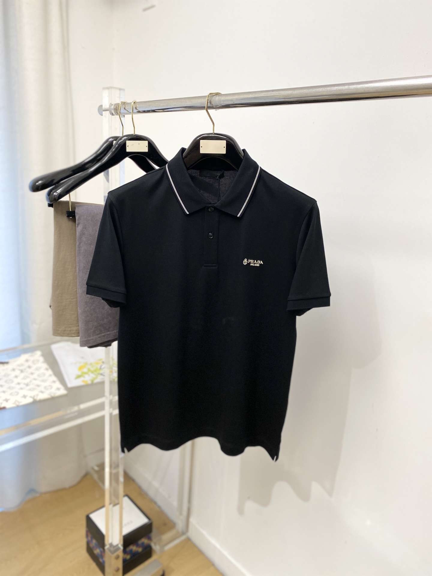 NO:836005,Prada, 2026 new short-sleeved T-shirt, handsome and fashionable, simple and versatile. Exquisitely embroidered letter logo on the chest. The fabric is cotton. It is not only crisp and maintains the trendy silhouette, but also comfortable to wear. The yarn is more delicate. Size M-3XL, prada, T-shirt, tees, t-shirt,19860909普拉达、2026新品短袖T恤,帅气时尚,简约百搭款.胸前精致刺绣图案字母logo,面料棉 不仅挺括,保持潮流的廓形,又穿着舒适,纱织更细腻,码数M-3XL,,prada,T-shirt,tees，t-shirt,,Men's clothing
