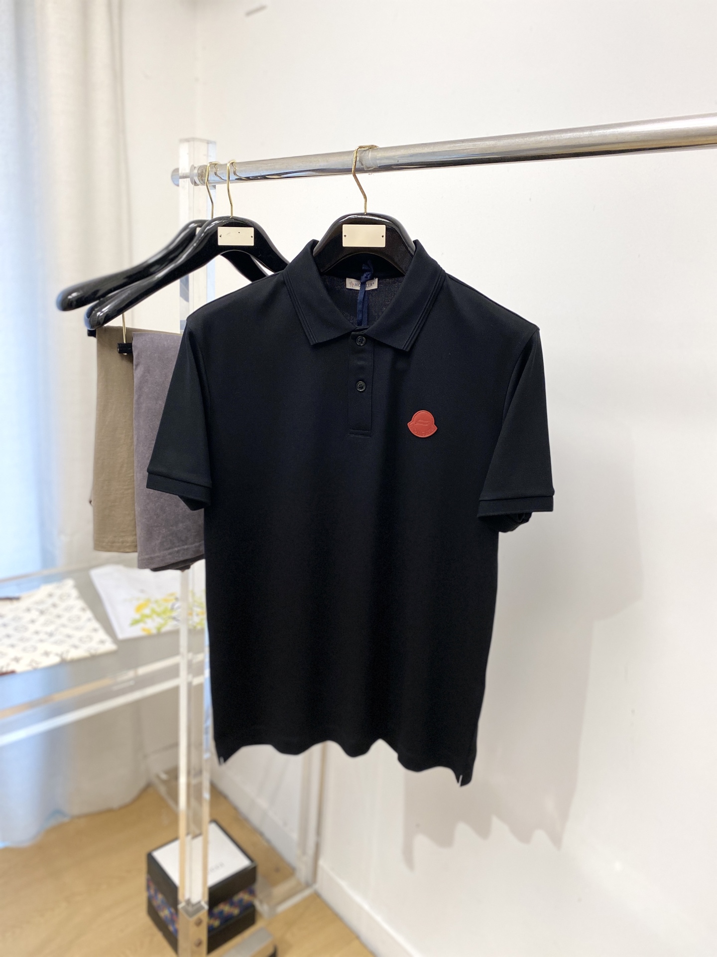 NO:835994,Meng Mouth, 2026 new short-sleeved T-shirt, handsome and fashionable, simple and versatile. Embroidered decorative pattern logo on the chest, fabric cotton is not only crisp and maintains the trendy silhouette, but also comfortable to wear, the yarn is more delicate, size M-3XL,, Moncler, T-shirt, tees, t-shirt,19860909蒙口、2026新品短袖T恤,帅气时尚,简约百搭款.胸前刺绣装饰图案logo,面料棉 不仅挺括,保持潮流的廓形,又穿着舒适,纱织更细腻,码数M-3XL,,Moncler,T-shirt,tees，t-shirt,,Men's clothing