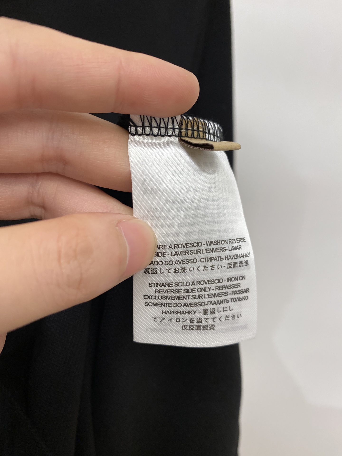 杰尼亚、2026新品短袖T恤，帅气时尚，简约百搭款。胸前精致刺绣字母logo，面料棉 不仅挺括，保持潮流