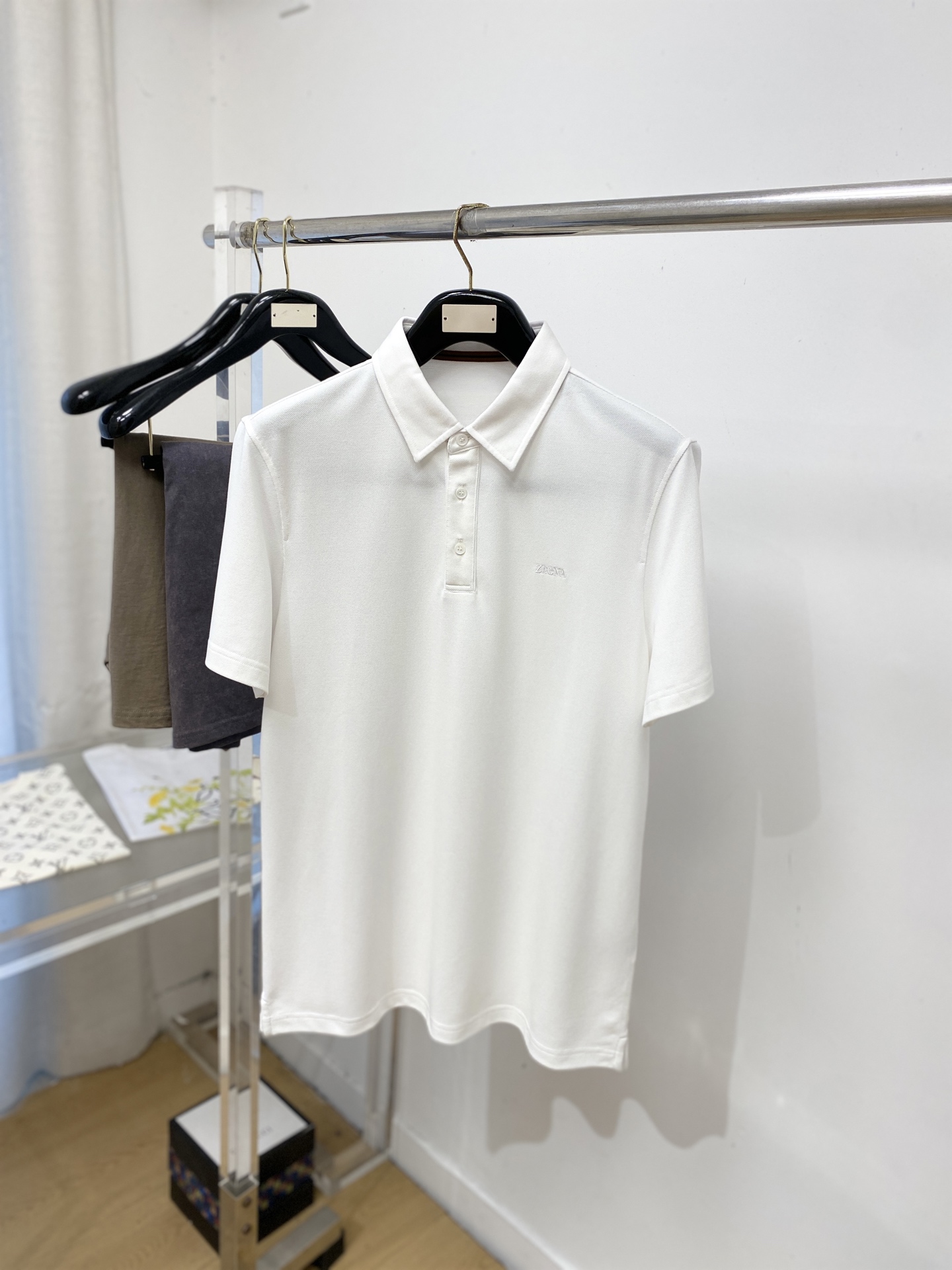 杰尼亚、2026新品短袖T恤，帅气时尚，简约百搭款。胸前精致刺绣字母logo，面料棉 不仅挺括，保持潮流