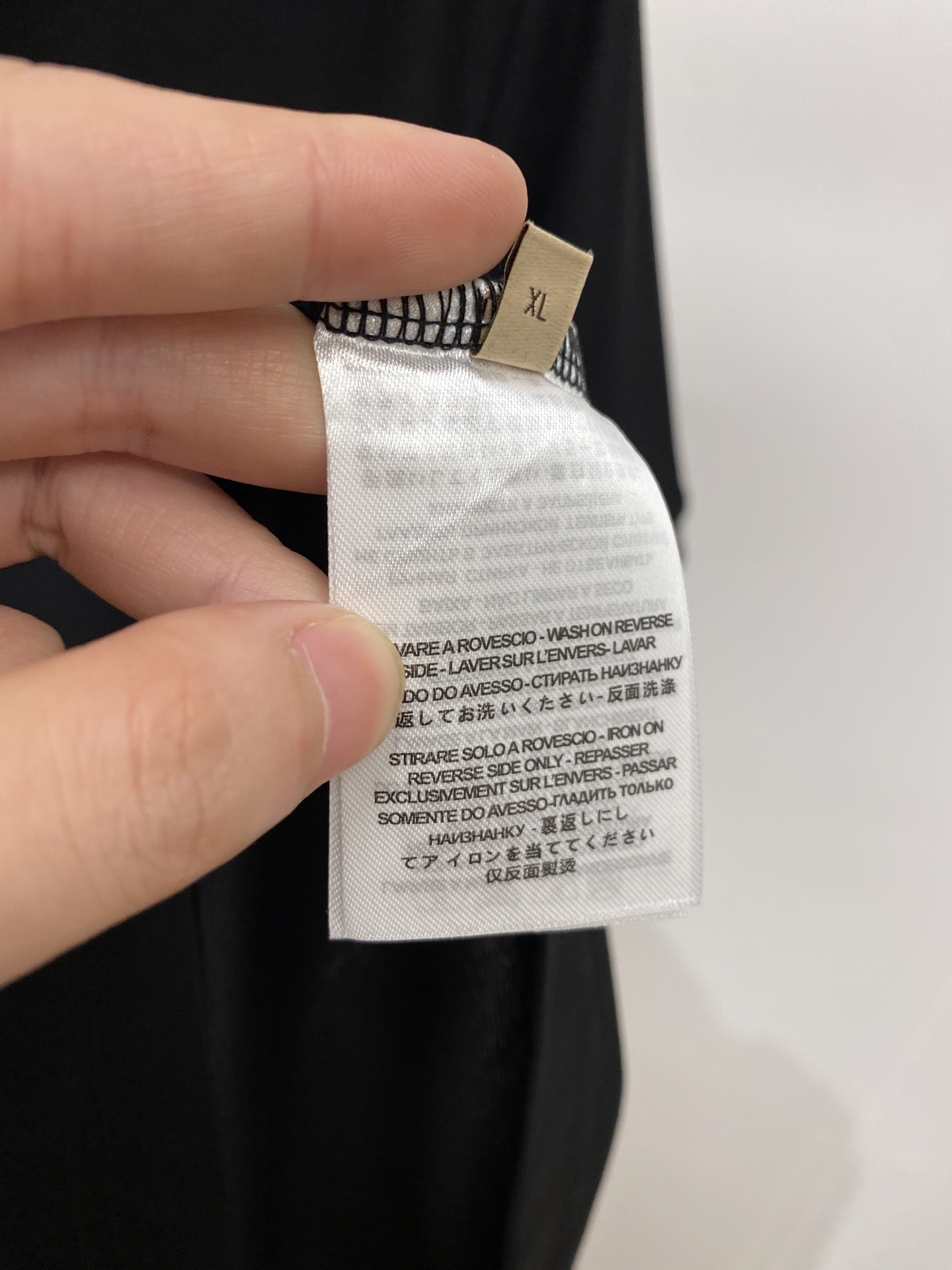 路易威登、2026新品短袖T恤，帅气时尚，简约百搭款。胸前精致刺绣图案字母logo，面料棉 不仅挺括，保