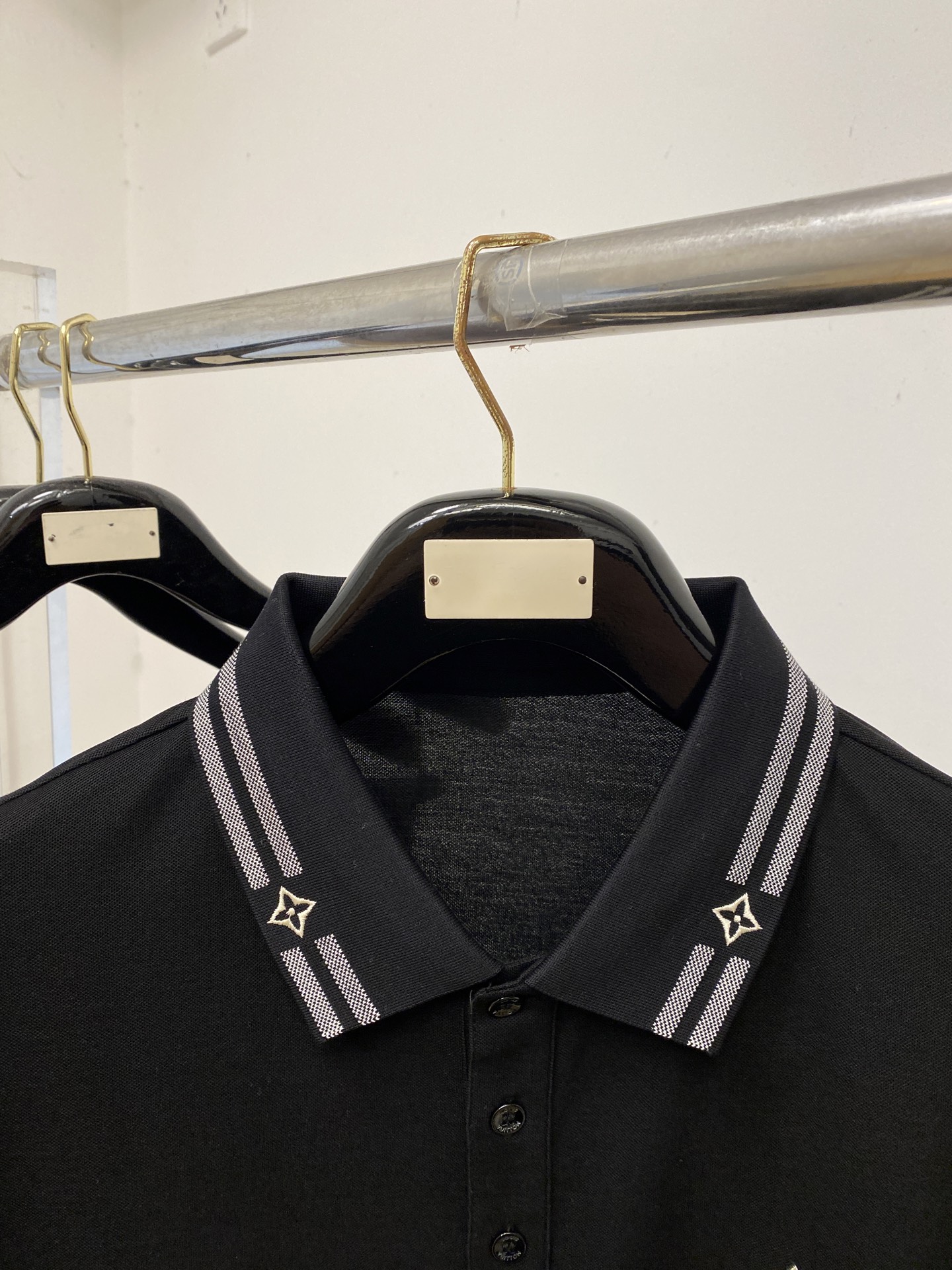 路易威登、2026新品短袖T恤，帅气时尚，简约百搭款。胸前精致刺绣图案字母logo，面料棉 不仅挺括，保