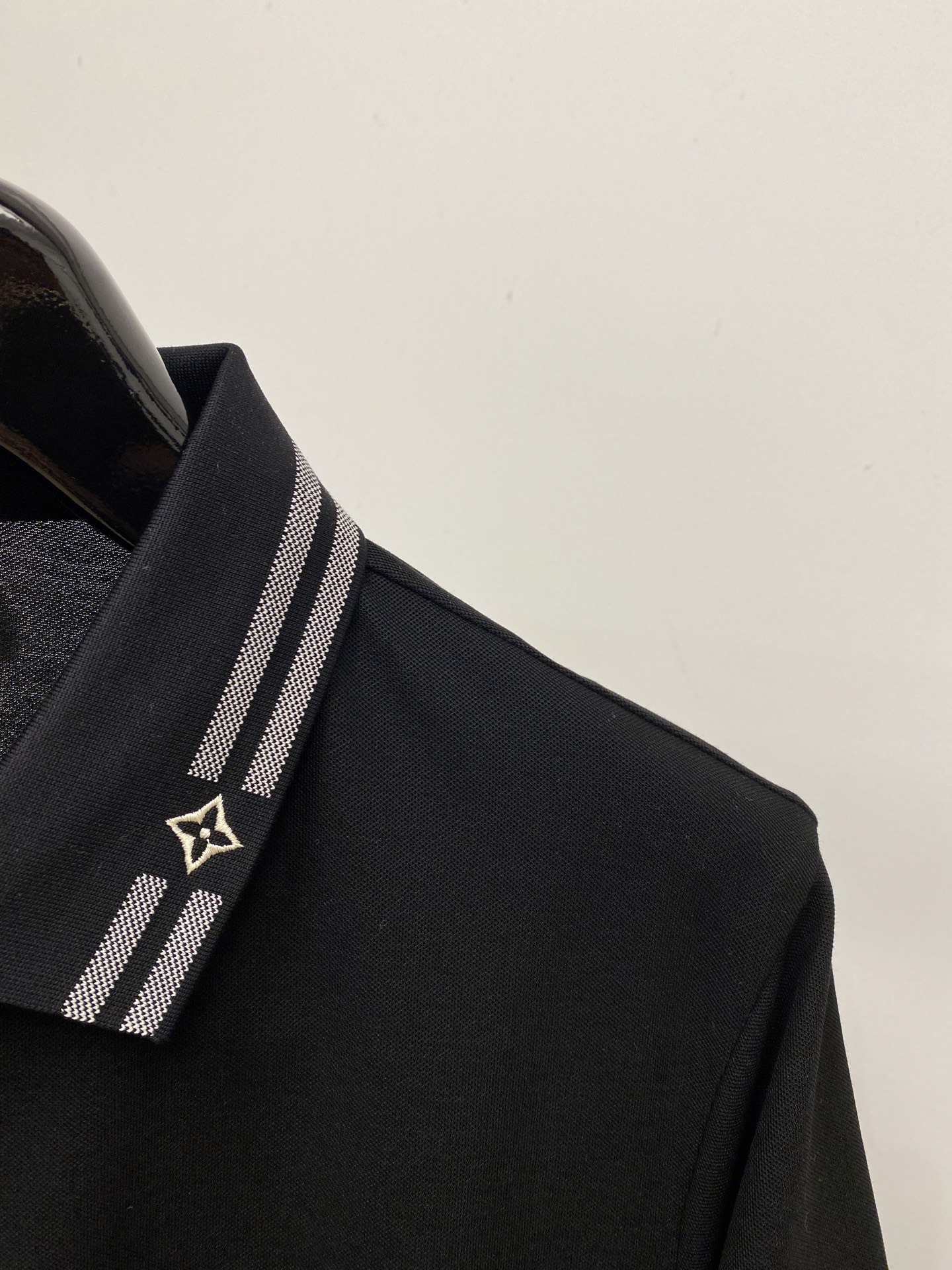 路易威登、2026新品短袖T恤，帅气时尚，简约百搭款。胸前精致刺绣图案字母logo，面料棉 不仅挺括，保