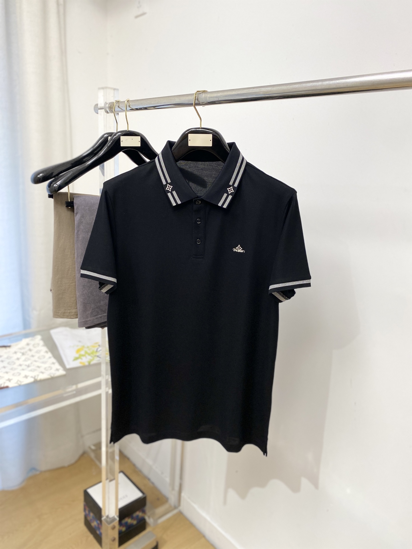 路易威登、2026新品短袖T恤，帅气时尚，简约百搭款。胸前精致刺绣图案字母logo，面料棉 不仅挺括，保