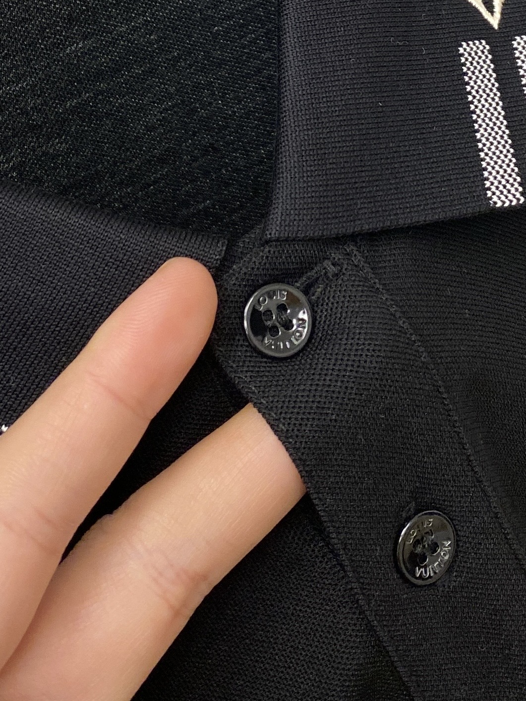 路易威登、2026新品短袖T恤，帅气时尚，简约百搭款。胸前精致刺绣图案字母logo，面料棉 不仅挺括，保