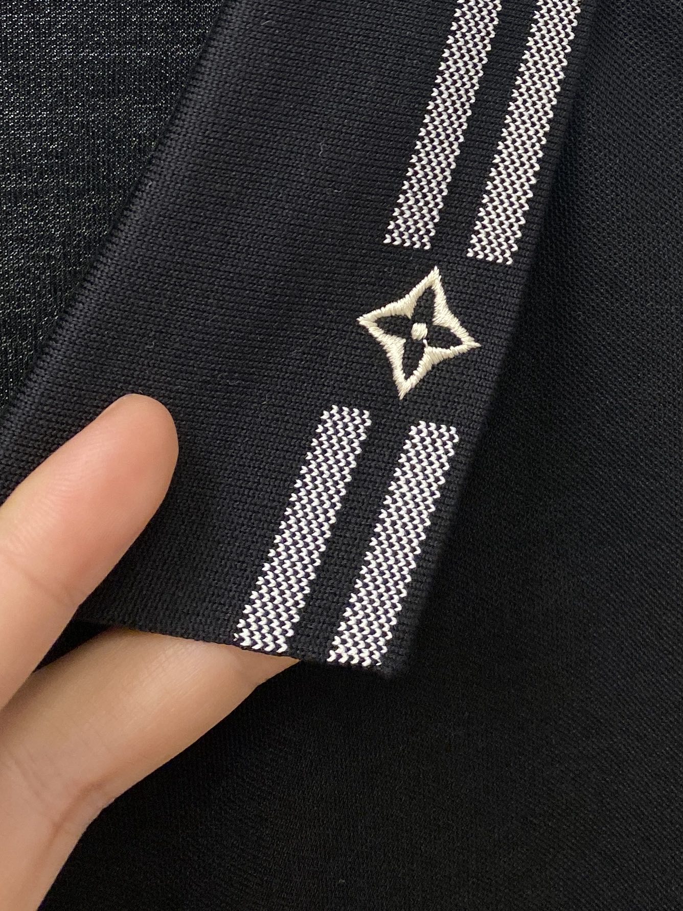 路易威登、2026新品短袖T恤，帅气时尚，简约百搭款。胸前精致刺绣图案字母logo，面料棉 不仅挺括，保