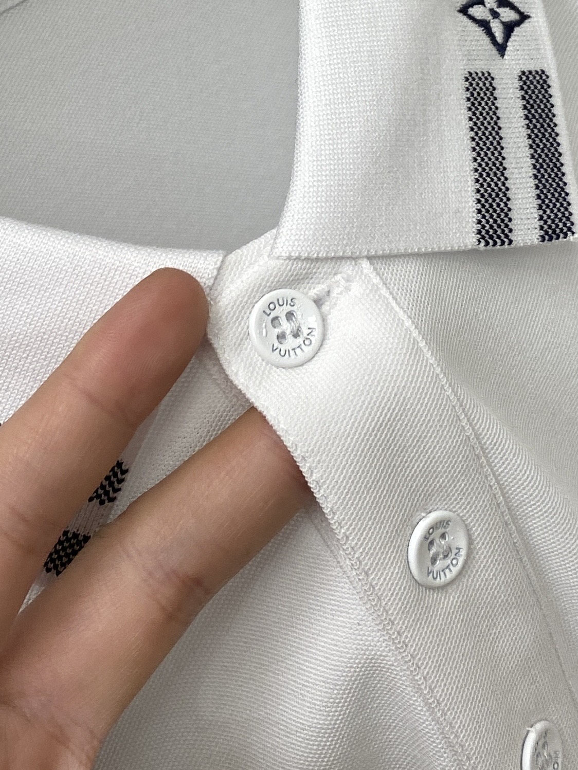 路易威登、2026新品短袖T恤，帅气时尚，简约百搭款。胸前精致刺绣图案字母logo，面料棉 不仅挺括，保