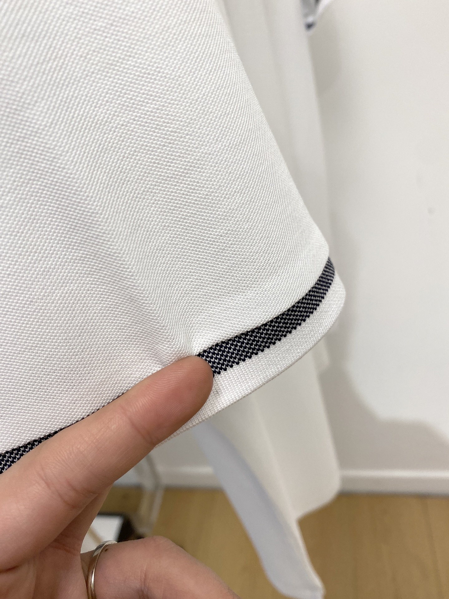 路易威登、2026新品短袖T恤，帅气时尚，简约百搭款。胸前精致刺绣图案字母logo，面料棉 不仅挺括，保