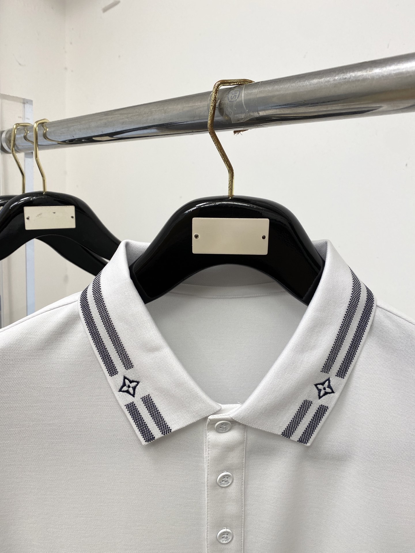 路易威登、2026新品短袖T恤，帅气时尚，简约百搭款。胸前精致刺绣图案字母logo，面料棉 不仅挺括，保