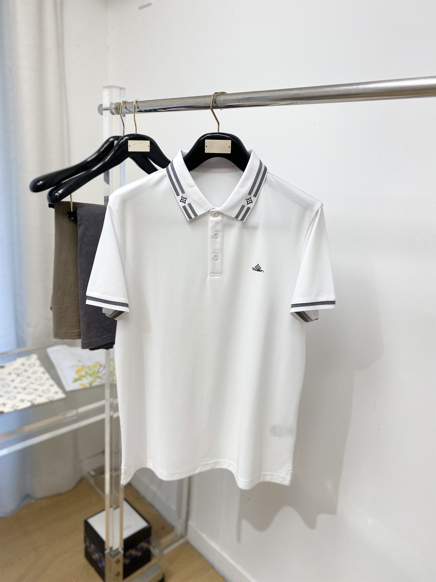 路易威登、2026新品短袖T恤，帅气时尚，简约百搭款。胸前精致刺绣图案字母logo，面料棉 不仅挺括，保