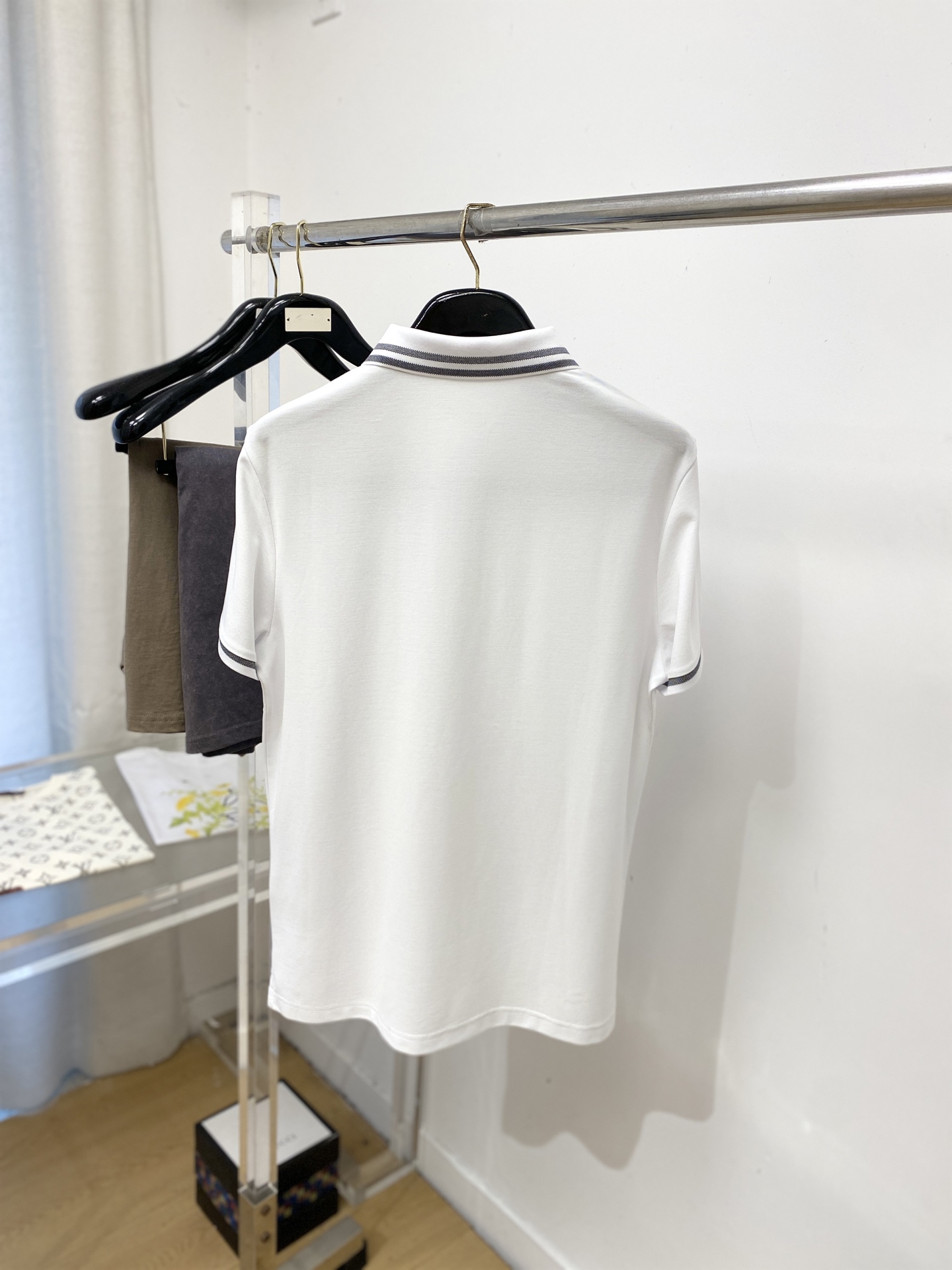 路易威登、2026新品短袖T恤，帅气时尚，简约百搭款。胸前精致刺绣图案字母logo，面料棉 不仅挺括，保