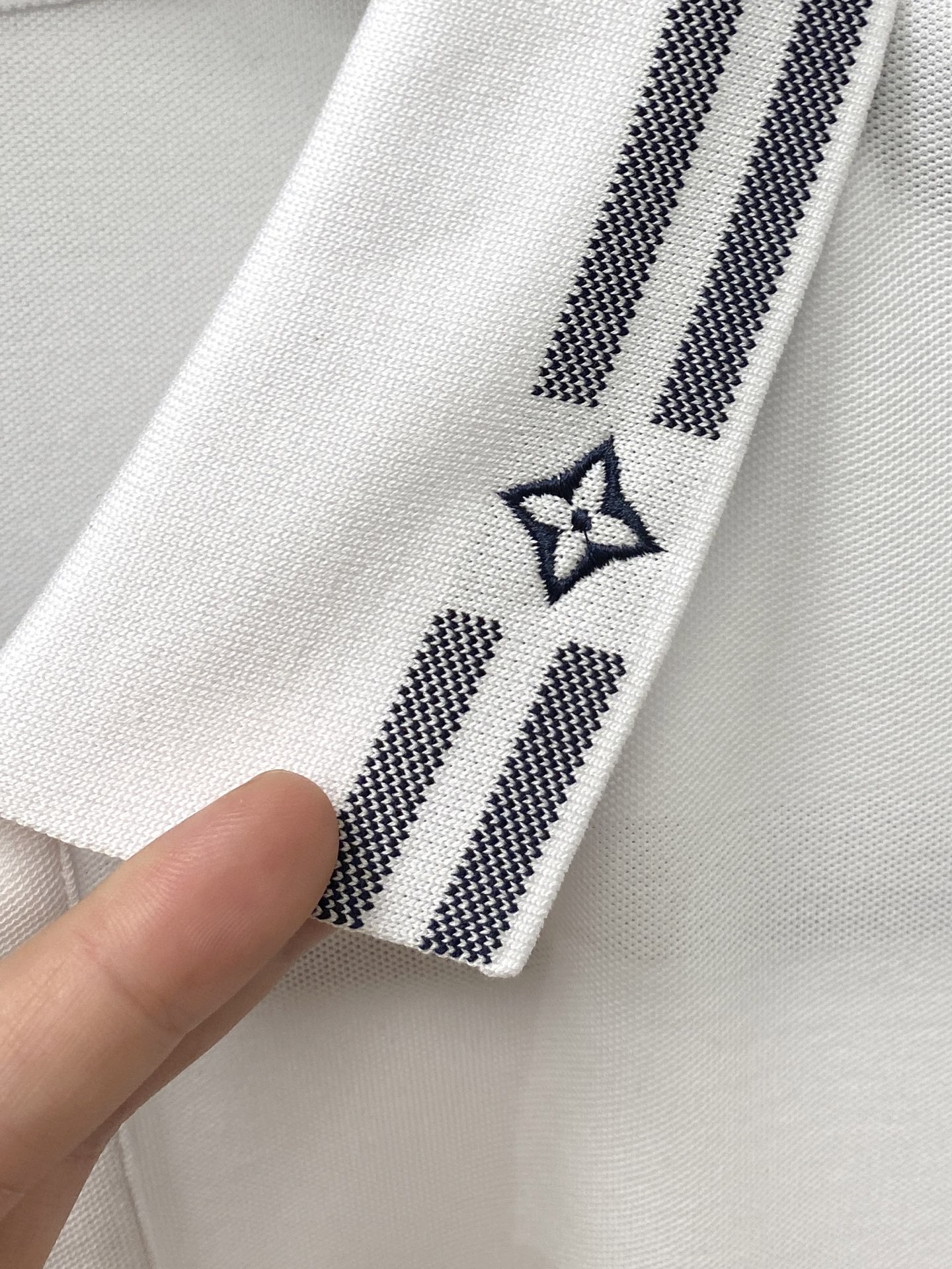 路易威登、2026新品短袖T恤，帅气时尚，简约百搭款。胸前精致刺绣图案字母logo，面料棉 不仅挺括，保