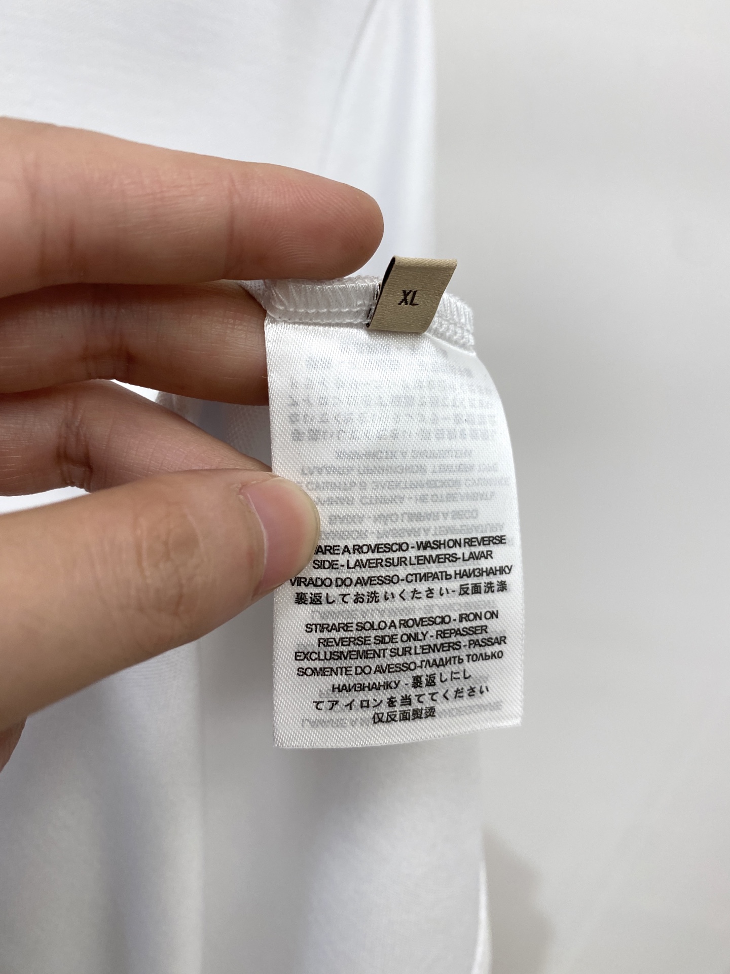 路易威登、2026新品短袖T恤，帅气时尚，简约百搭款。胸前精致刺绣图案字母logo，面料棉 不仅挺括，保