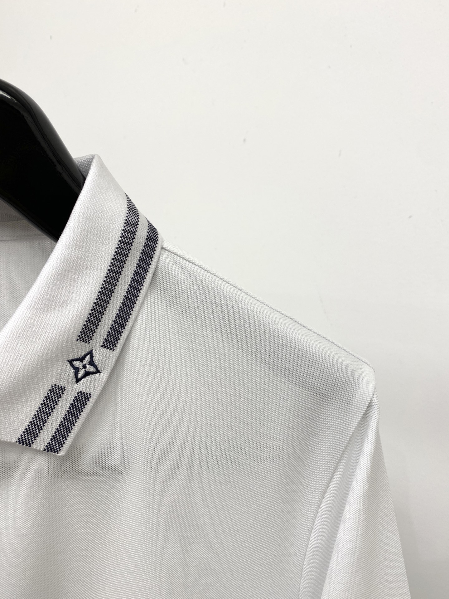 路易威登、2026新品短袖T恤，帅气时尚，简约百搭款。胸前精致刺绣图案字母logo，面料棉 不仅挺括，保