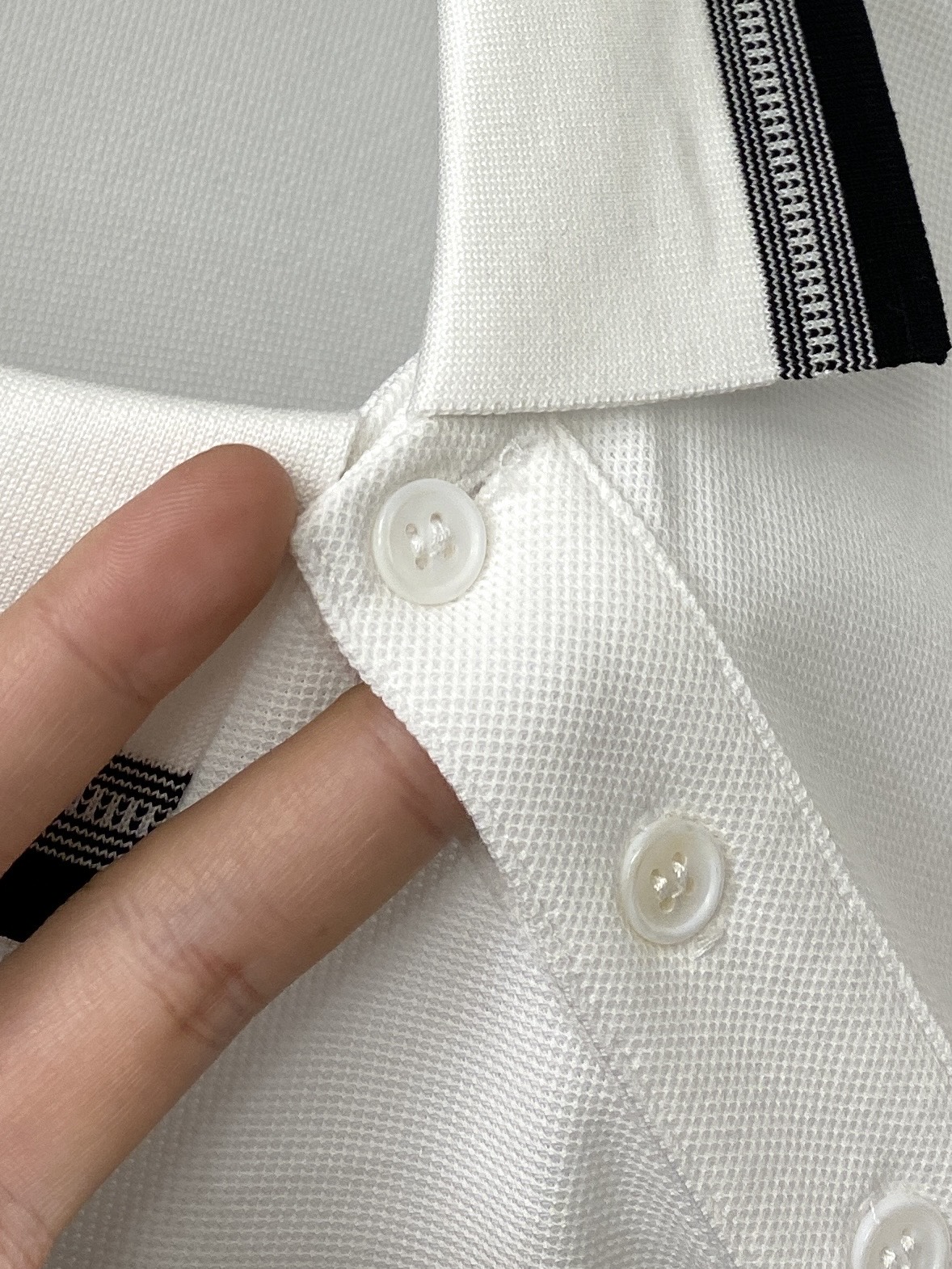 罗意威、2026新品短袖T恤，帅气时尚，简约百搭款。胸前精致刺绣图案logo，面料棉 不仅挺括，保持潮流