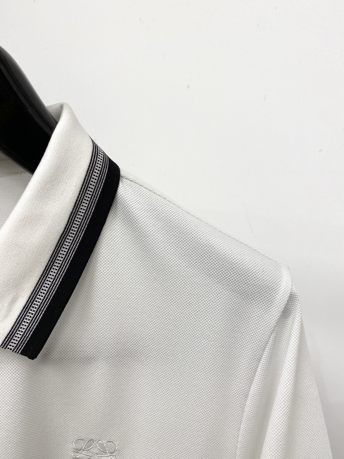 罗意威、2026新品短袖T恤，帅气时尚，简约百搭款。胸前精致刺绣图案logo，面料棉 不仅挺括，保持潮流