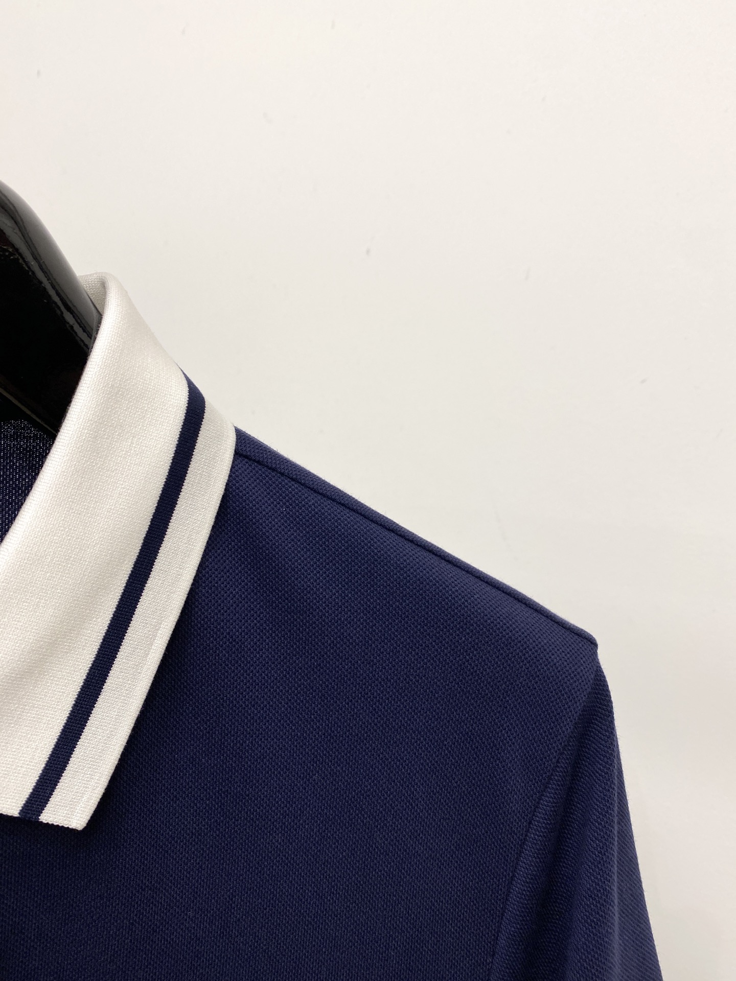 罗意威、2026新品短袖T恤，帅气时尚，简约百搭款。胸前精致刺绣图案logo，面料棉 不仅挺括，保持潮流